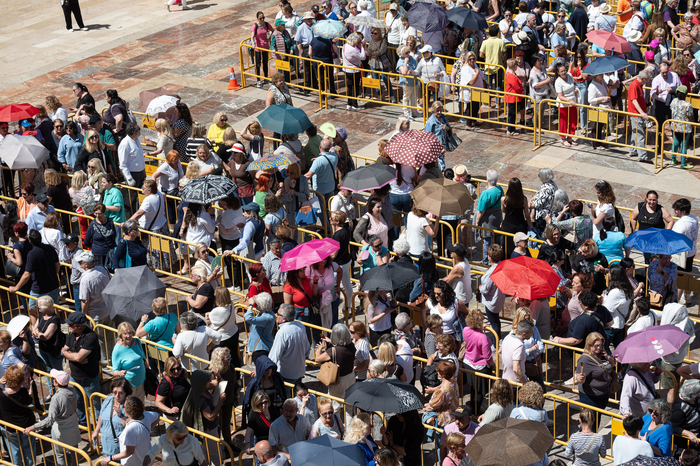 Besamanos a la Virgen de los Desamparados. Foto Víctor Gutiérrez