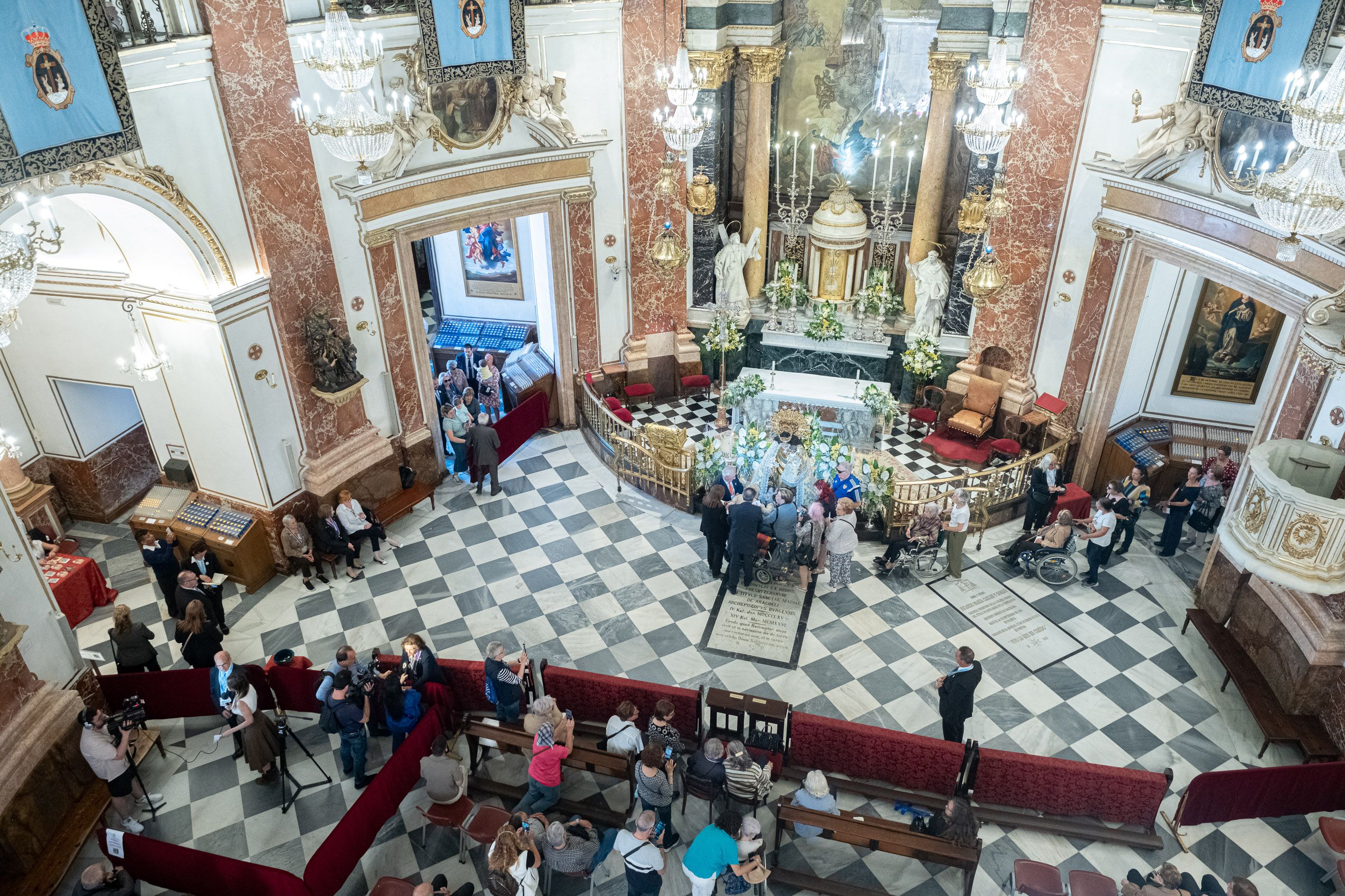 Besamanos a la Virgen de los Desamparados. Foto Víctor Gutiérrez