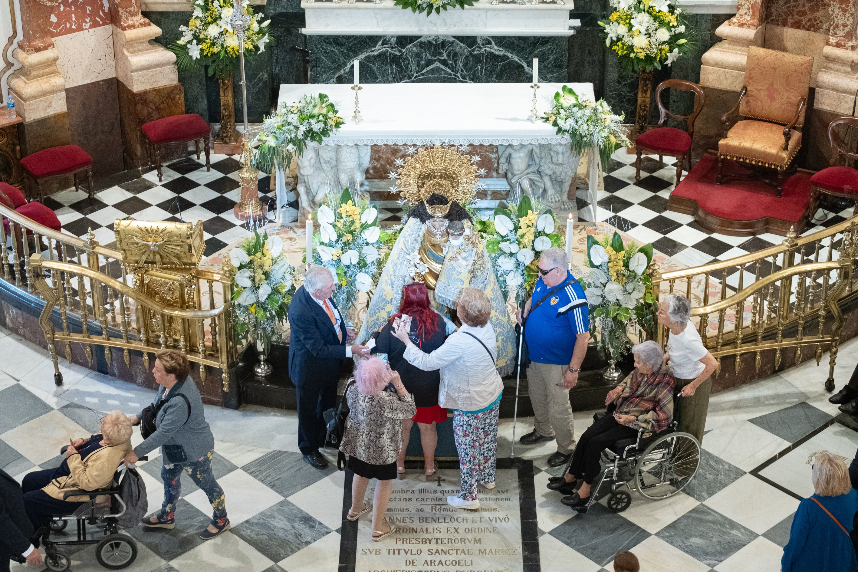 Besamanos a la Virgen de los Desamparados. Foto Víctor Gutiérrez