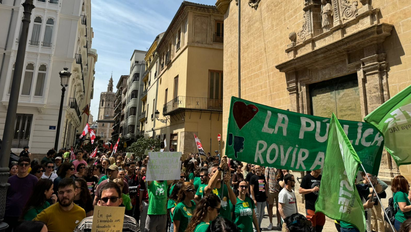 Manifestación en Valencia durante la huelga educativa del 23 de mayo de 2024