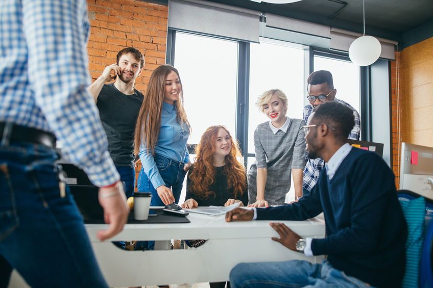 Persones amb beca treballant en un projecte