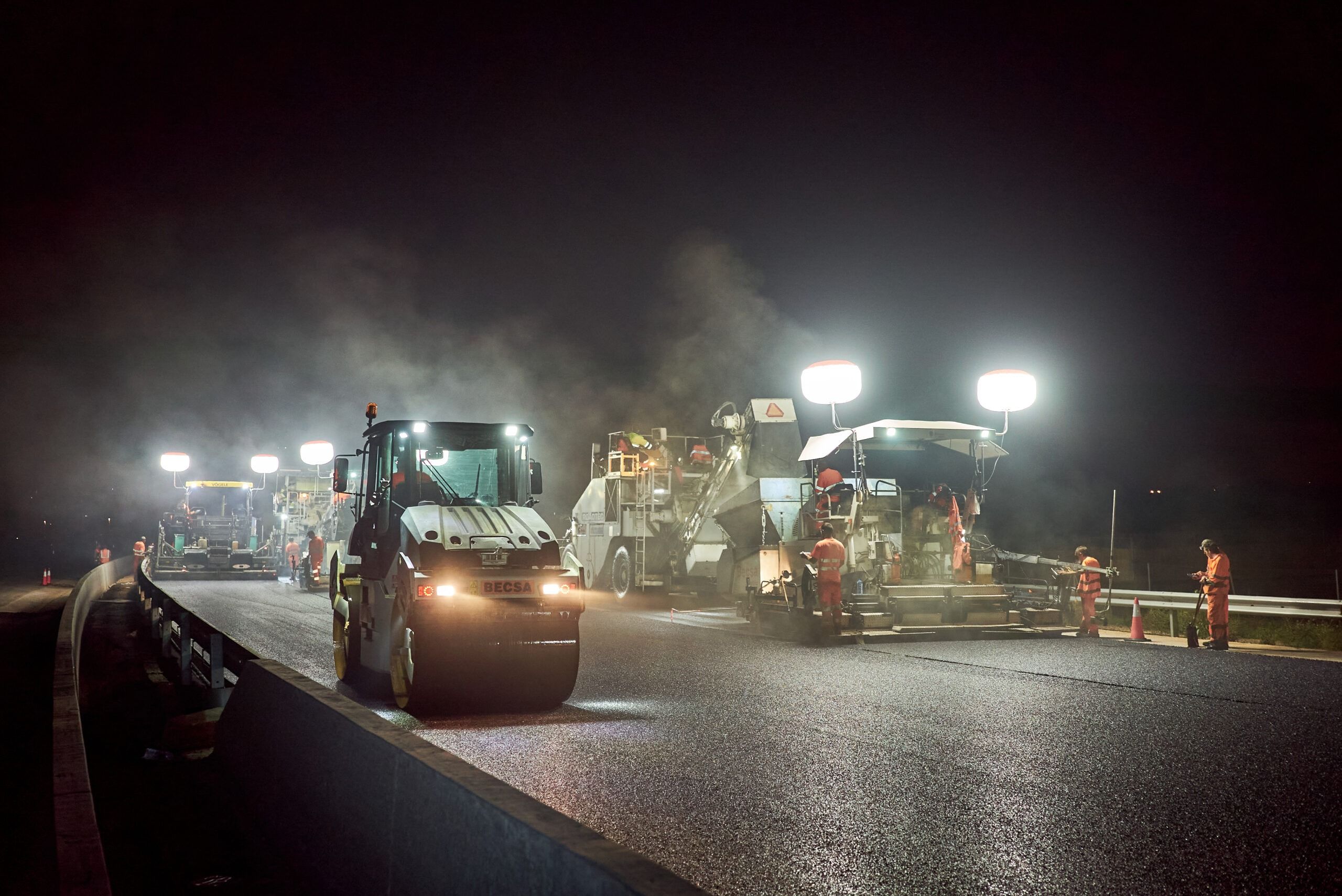 Asfaltat nocturn d'una carretera a València