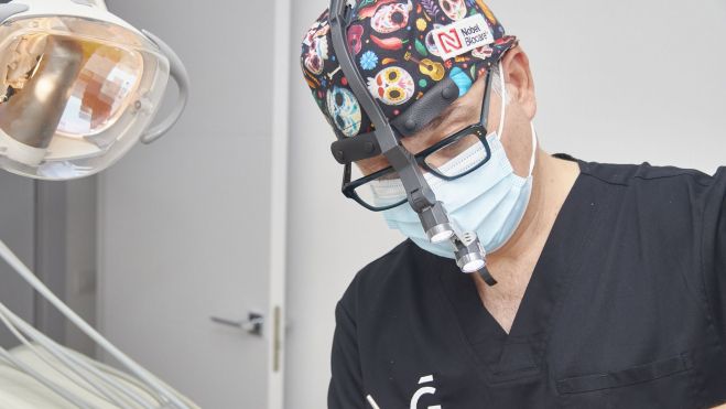 El Dr. Gutiérrez en su clínica de València