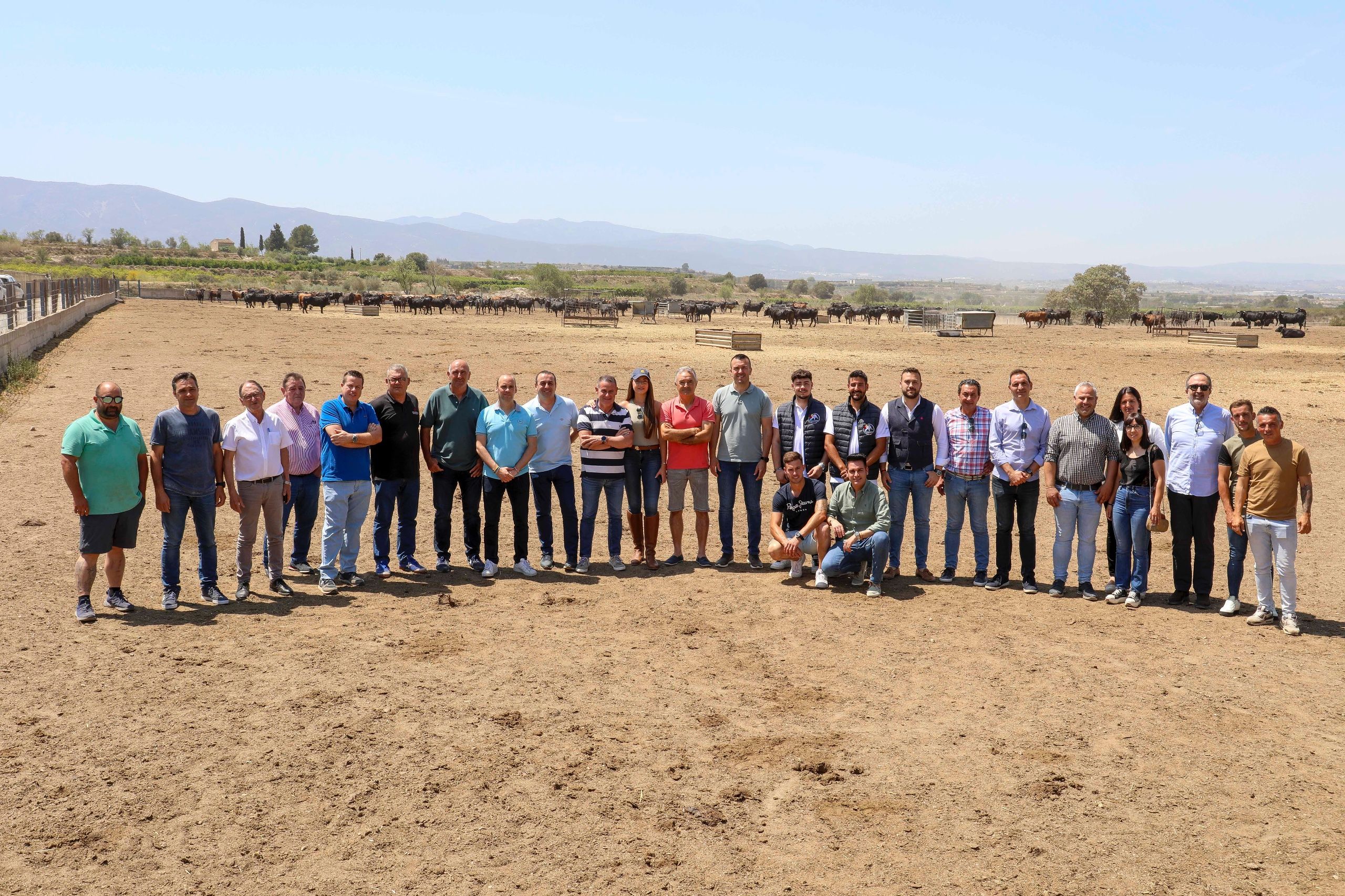 Visita a una ganadería en Quatretonda del presidente provincial del PP, Vicent Mompó