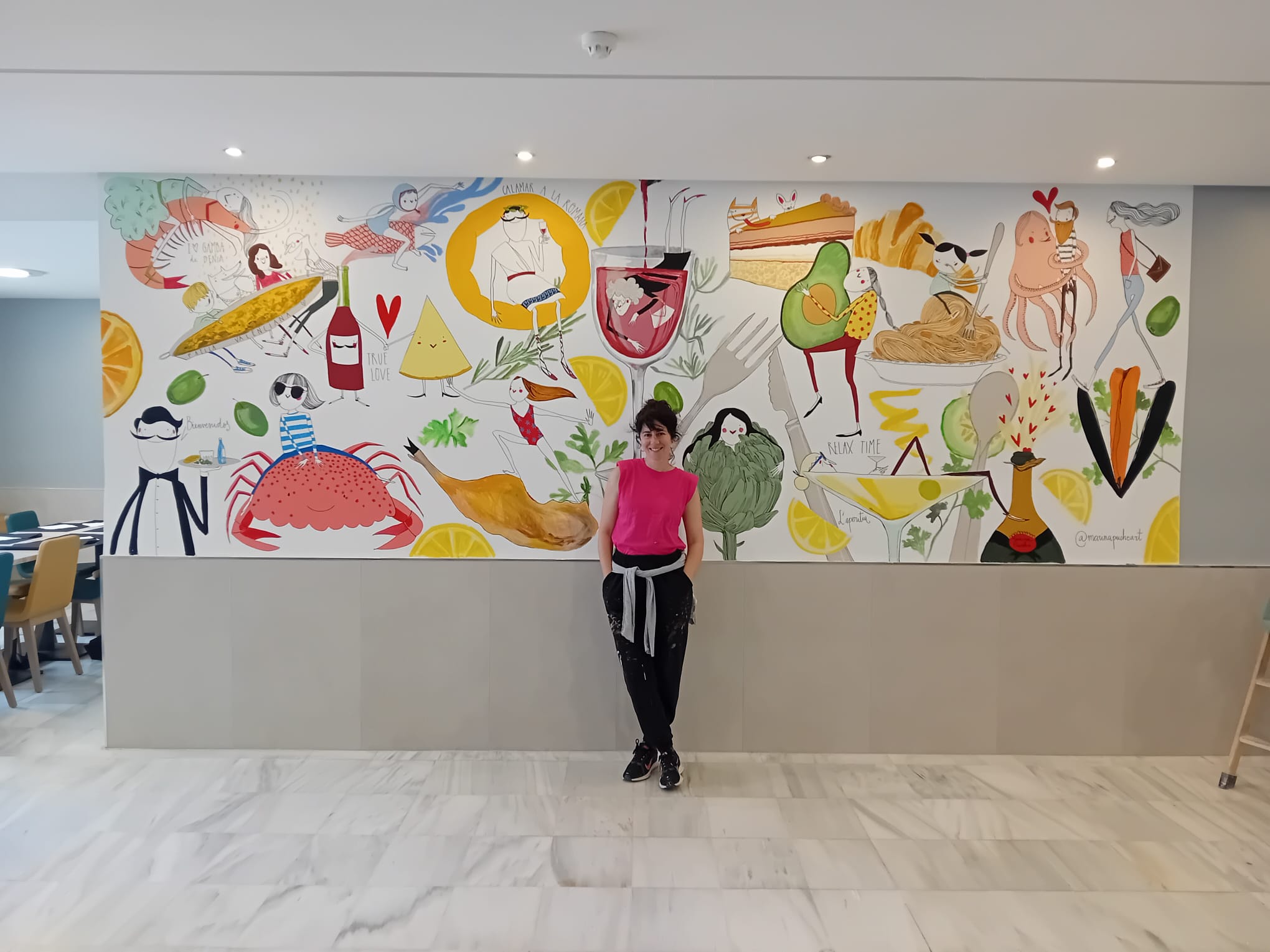 Marina Puche treballant en el mural per al restaurant de Benidorm Plaza