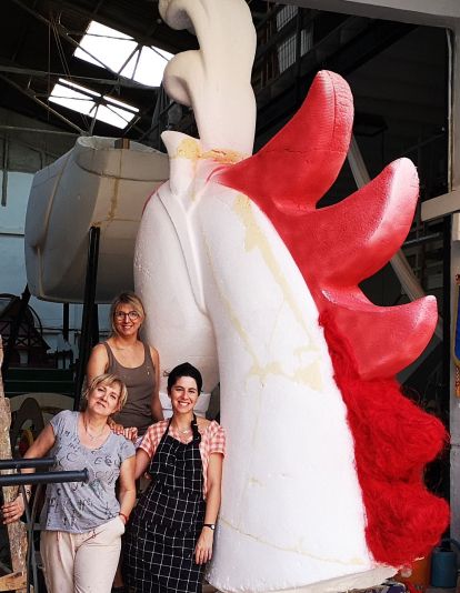 Marina Puche en la elaboración de una carroza de la Batalla de Flors Marina Puche en la elaboración de una carroza de la Batalla de Flors