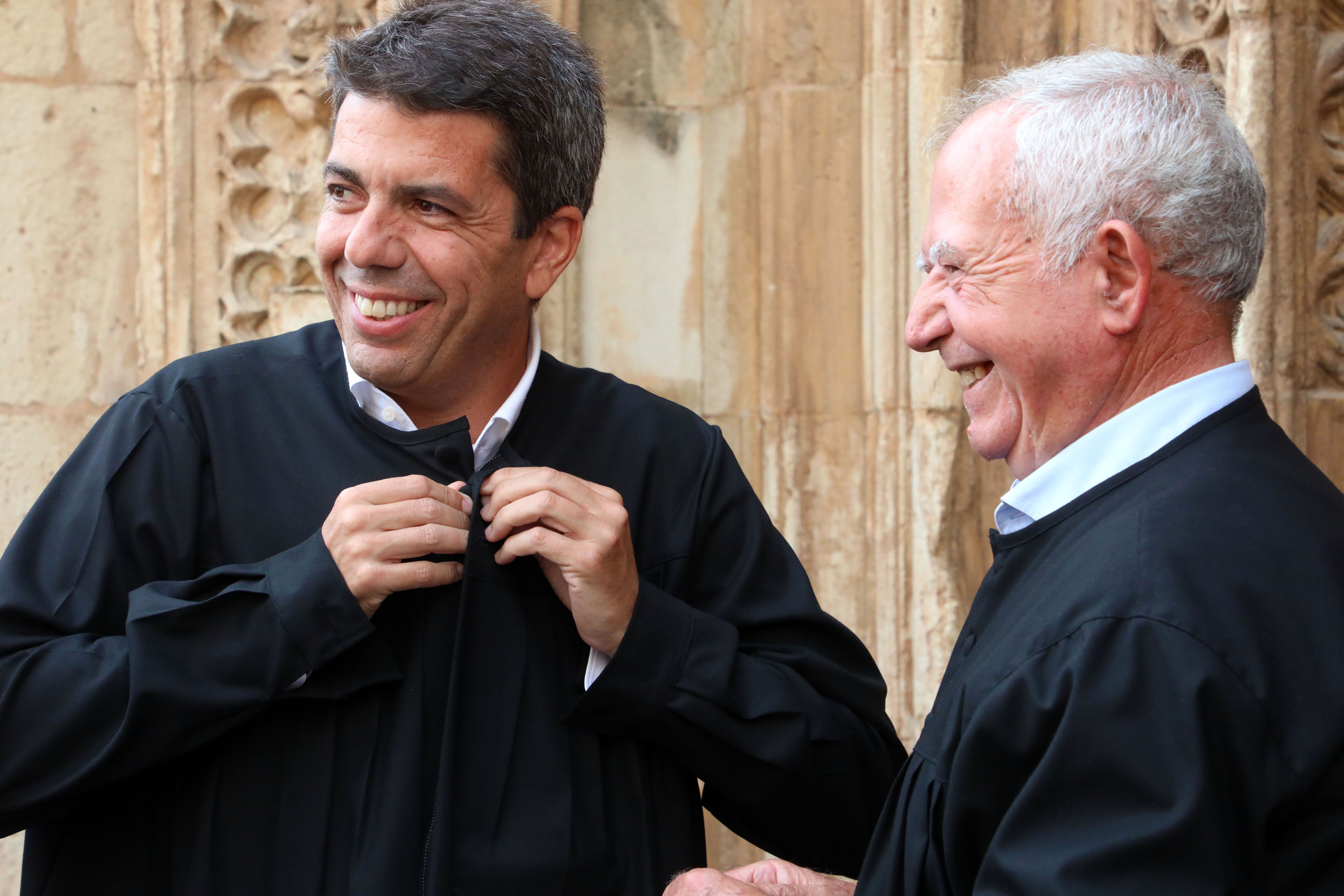 El president de la Generalitat Carlos Mazón ha rebut la brusa de síndic d'honor del Tribunal de les Aigües de la Vega de València