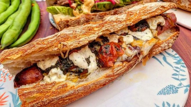 Bocadillo 'El de llonganisa' creado por Cal Carrero en València Bocadillo 'El de llonganisa' creado por Cal Carrero en València