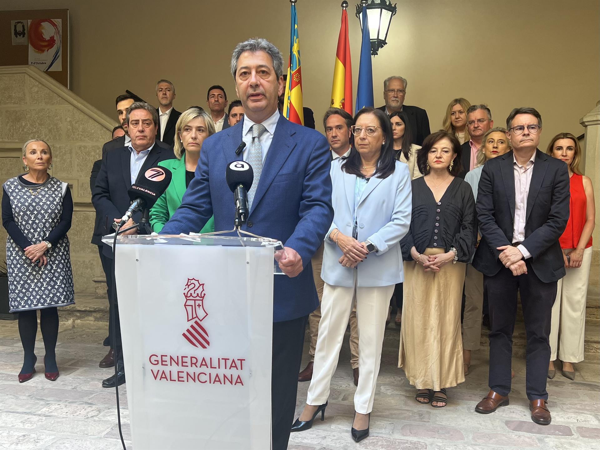 El vicepresidente primero de la Generalitat, Vicente Barrera, en su comparecencia ante los medios junto a la presidenta de Les Corts Valencianes, Llanos Massó