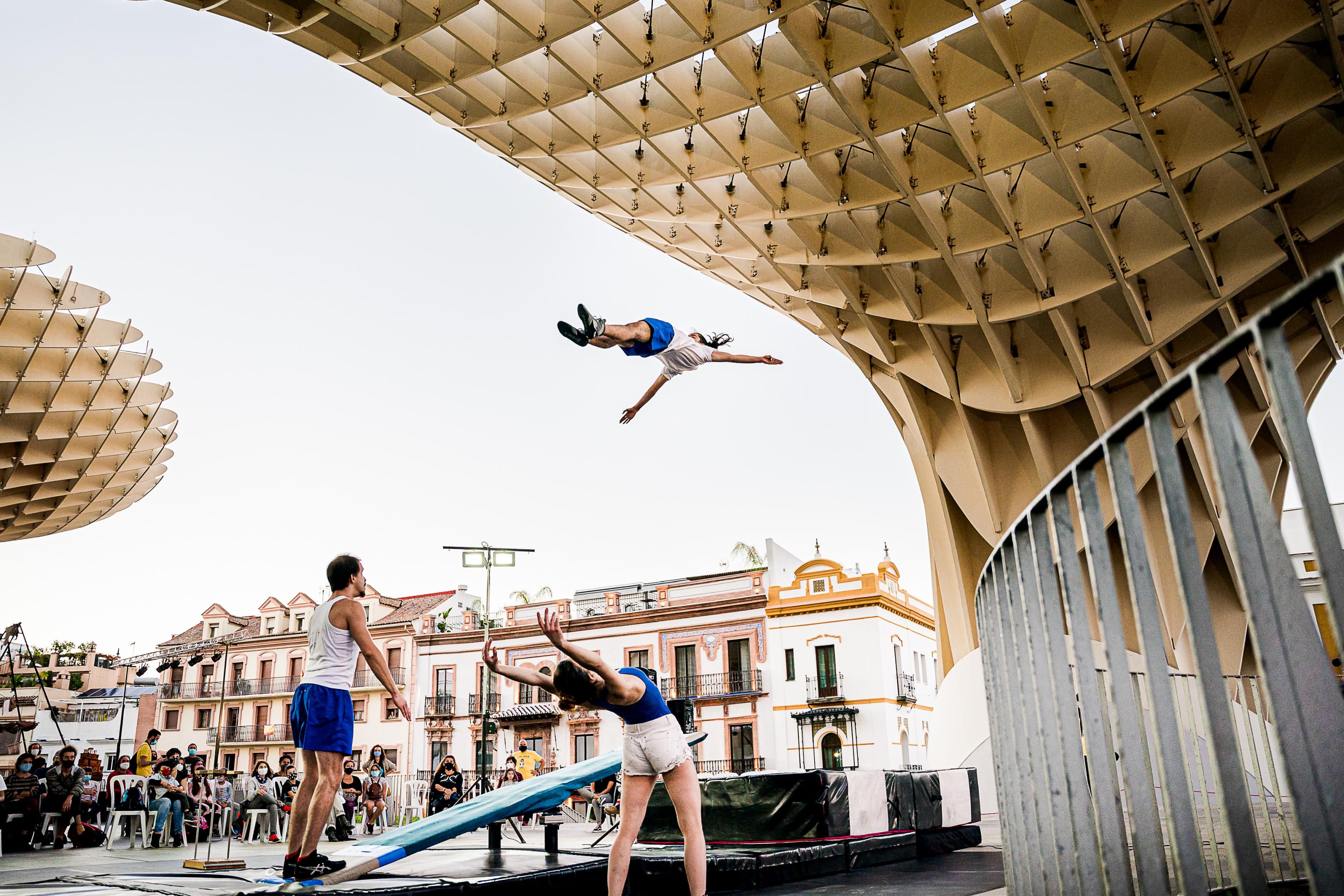 El espectáculo Trocos Lucos que inaugurará e festival 'Contorsions' en València durante un evento en Sevilla. Imagen: Gaby Merz
