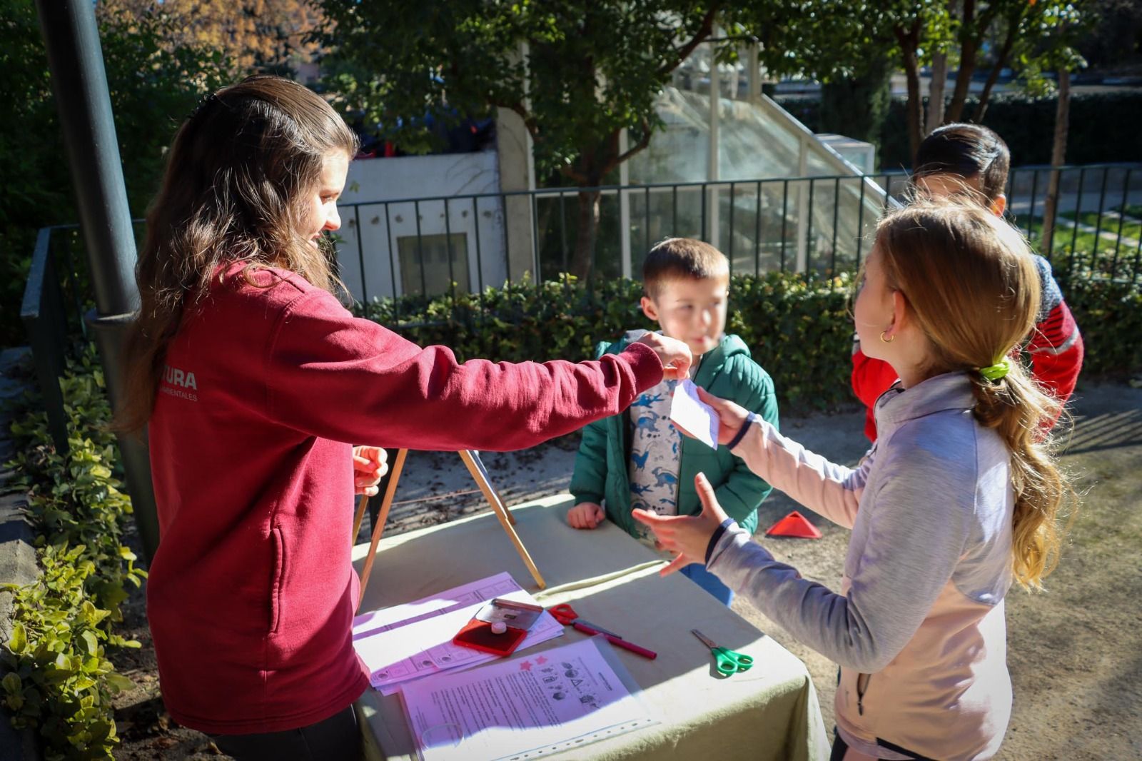 xiquets fent un tallers