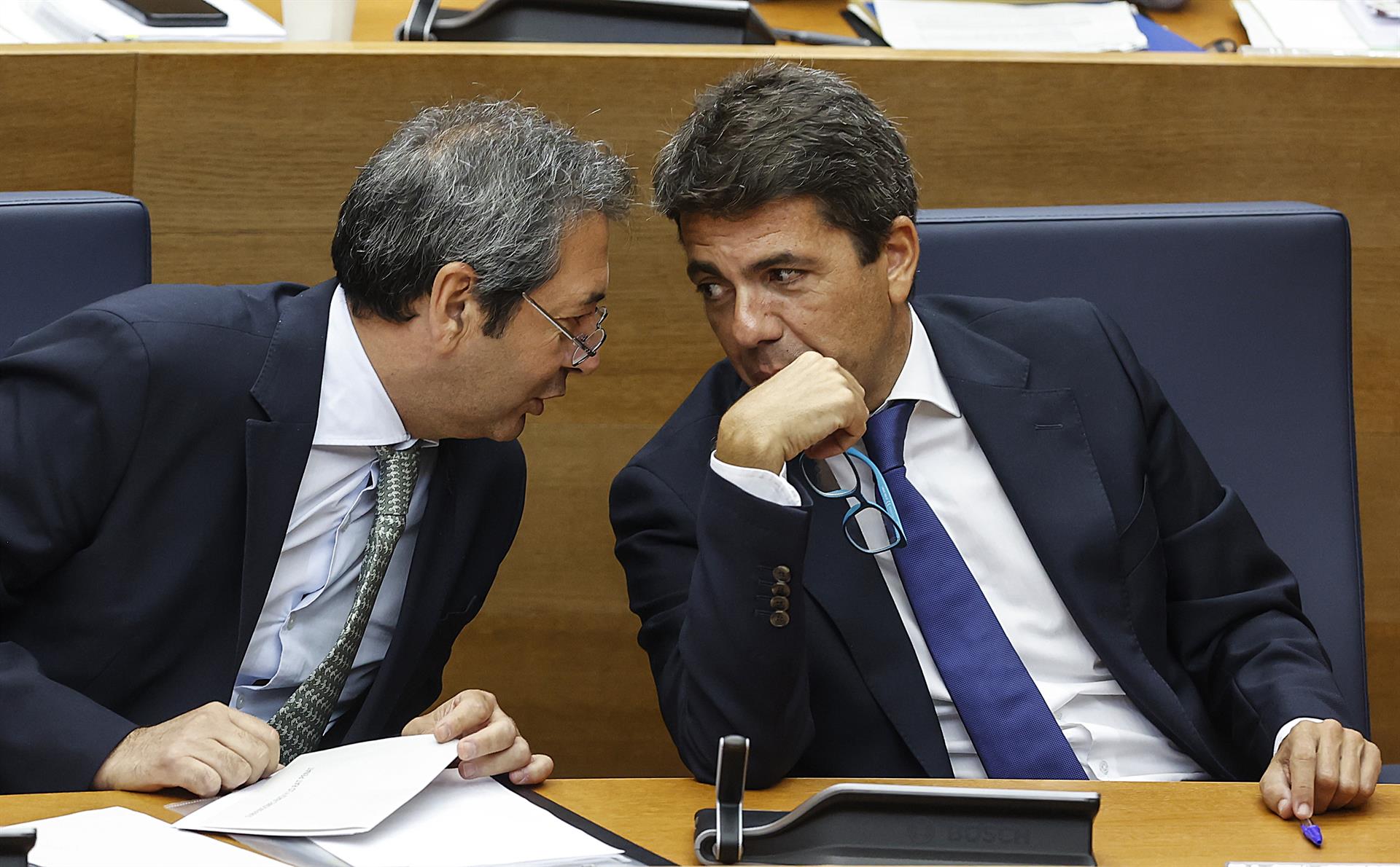 El vicepresidente de la Generalitat y conseller de Cultura y Deporte, Vicente Barrera, y el president de la Generalitat, Carlos Mazón. Foto de Rober Solsona