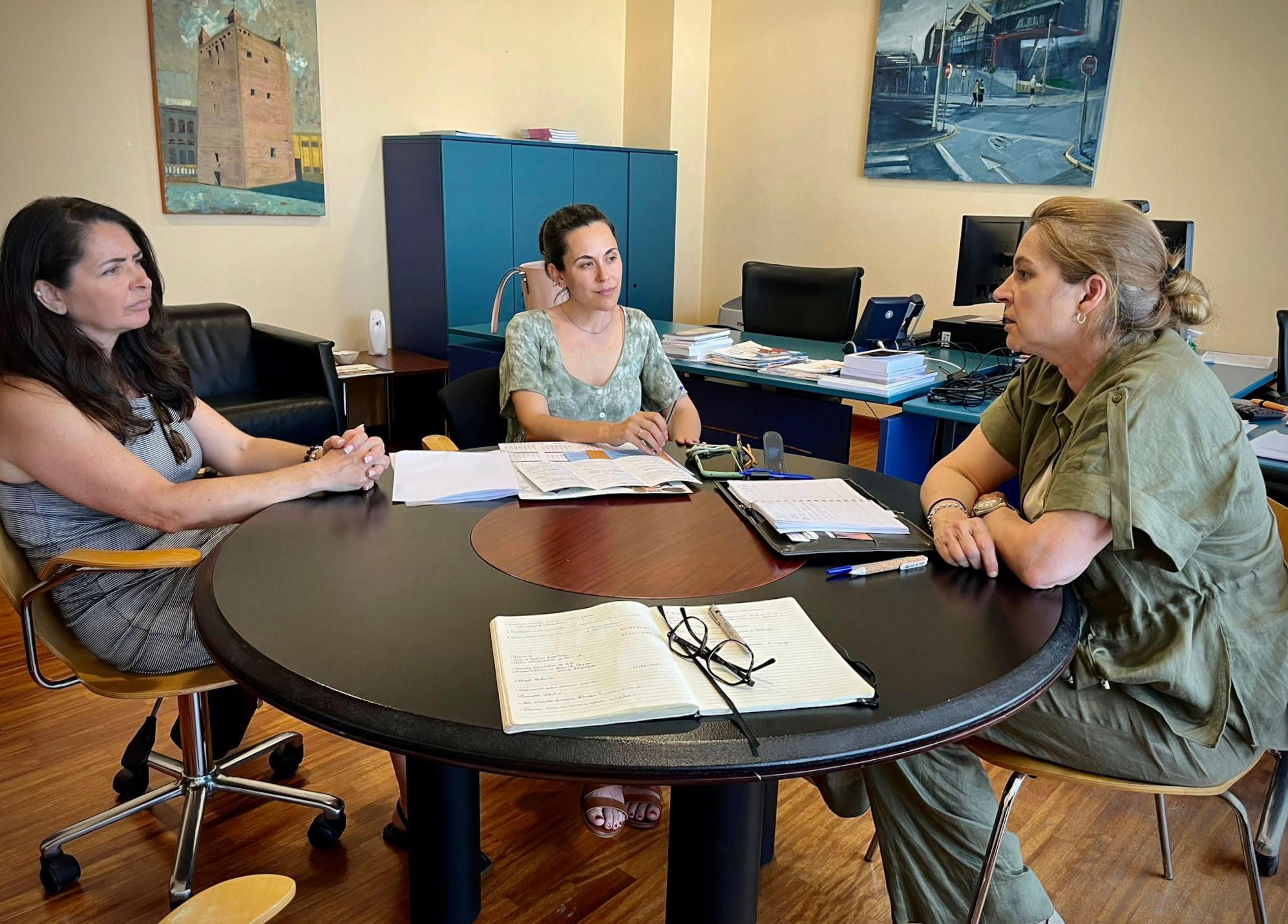 La regidora de Família i Infància de l'Ajuntament de Torrent, María Ángeles Lerma, s'ha reunit esta setmana amb tècnics de l'Associació de Famílies d'Acolliment (AFAV)