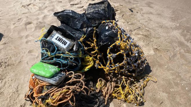 Imagen de las cuatro sacas con cocaína encontradas en la playa del Saler de València Imagen de las cuatro sacas con cocaína encontradas en la playa del Saler de València