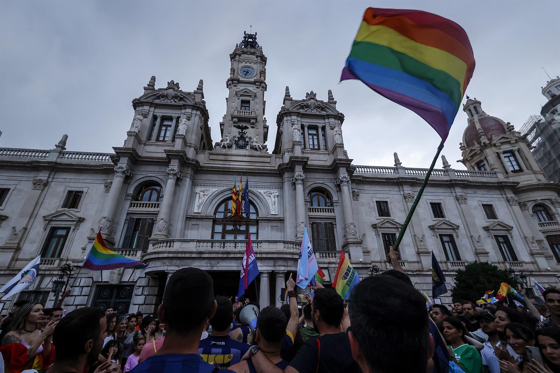 Centenares de persones es concentren en la plaça de l'Ajuntament de València durant la manifestació de l'Orgull. Imatge: Rober Solsona