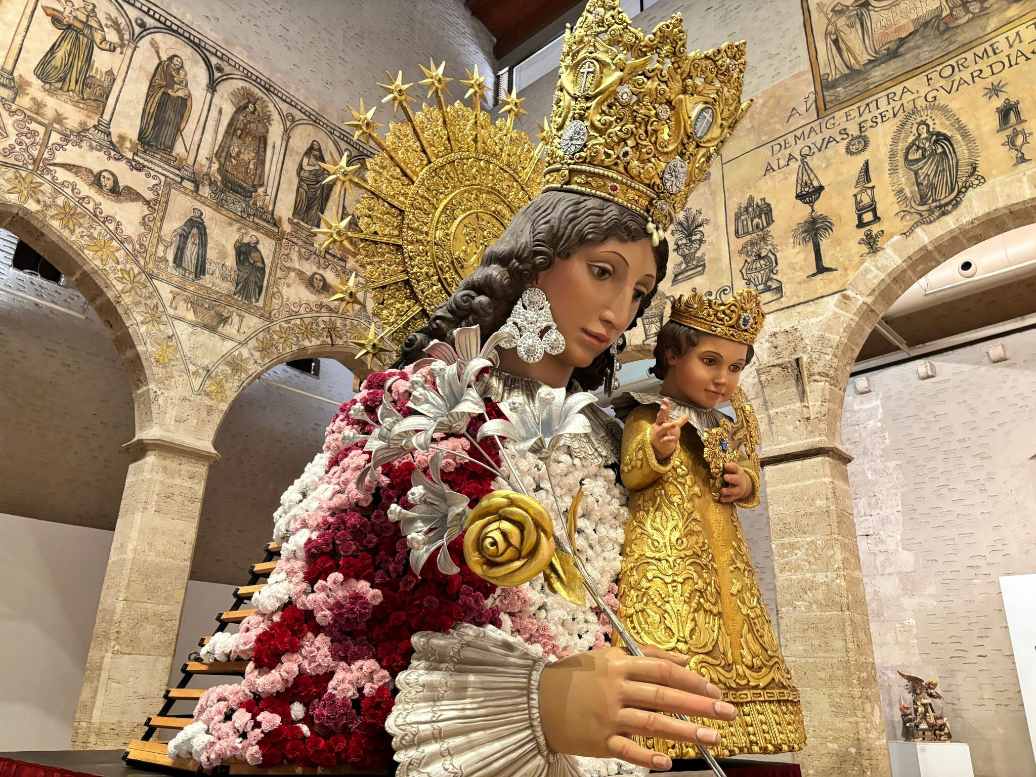 El cadafal en la exposición 'Torna a brillar. Restauració de la Madre de Déu de l'Ofrena'. Imagen: Visit Valencia