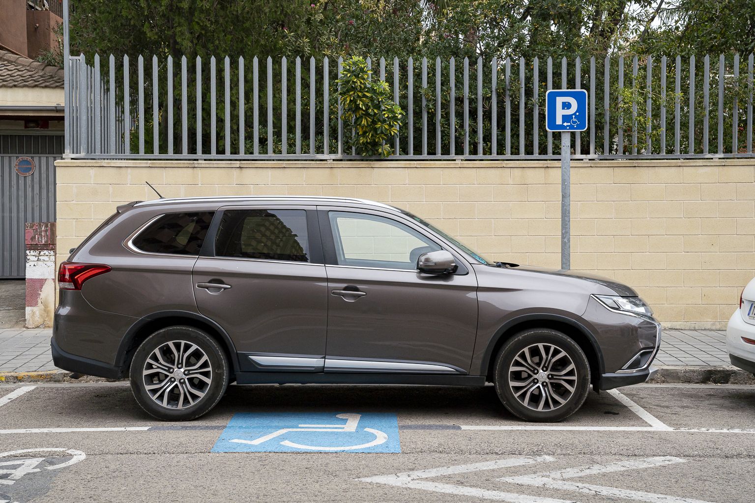 Un vehicle estacionat en una plaça destinada a persones amb mobilitat reduïda