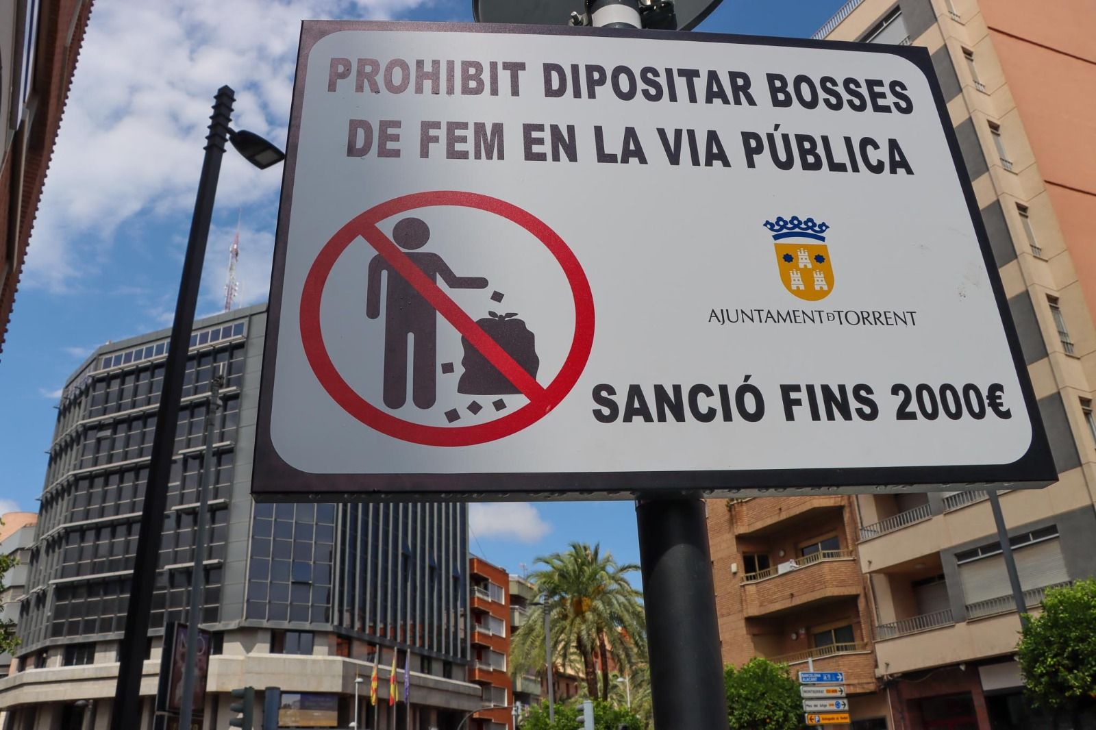 Cartel sobre la prohibición de tirar bolsas de basura a la vía pública en Torrent
