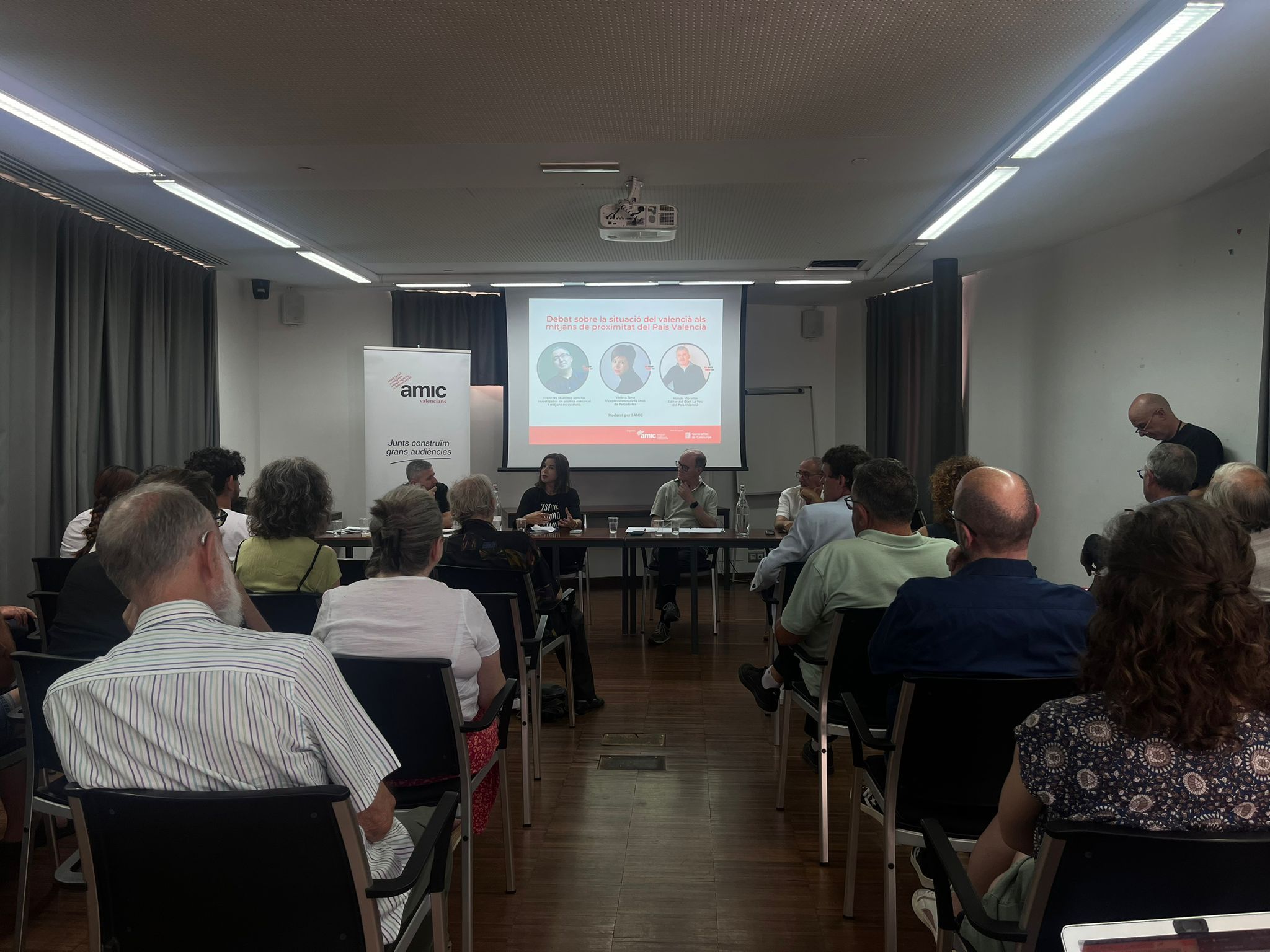 Participantes enel “Debat sobre la situació del valencià als Mitjans de proximitat del País Valencià” organizado por AMIC