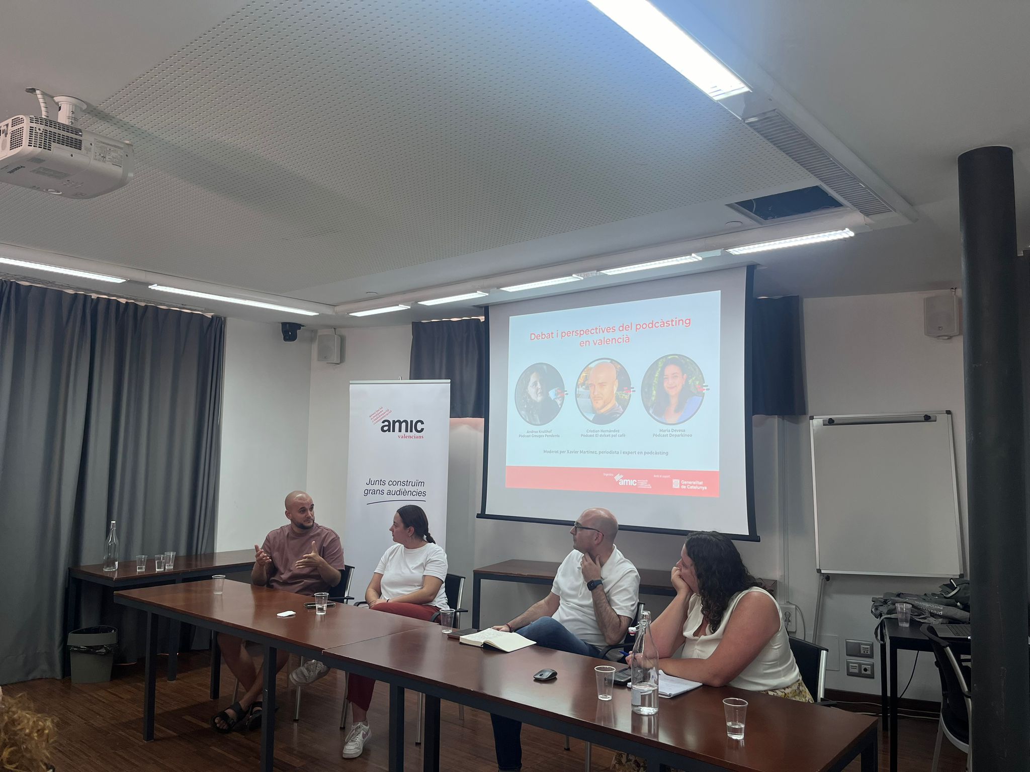 Participantes en "Debat i perspectives del podcàsting en valencià"