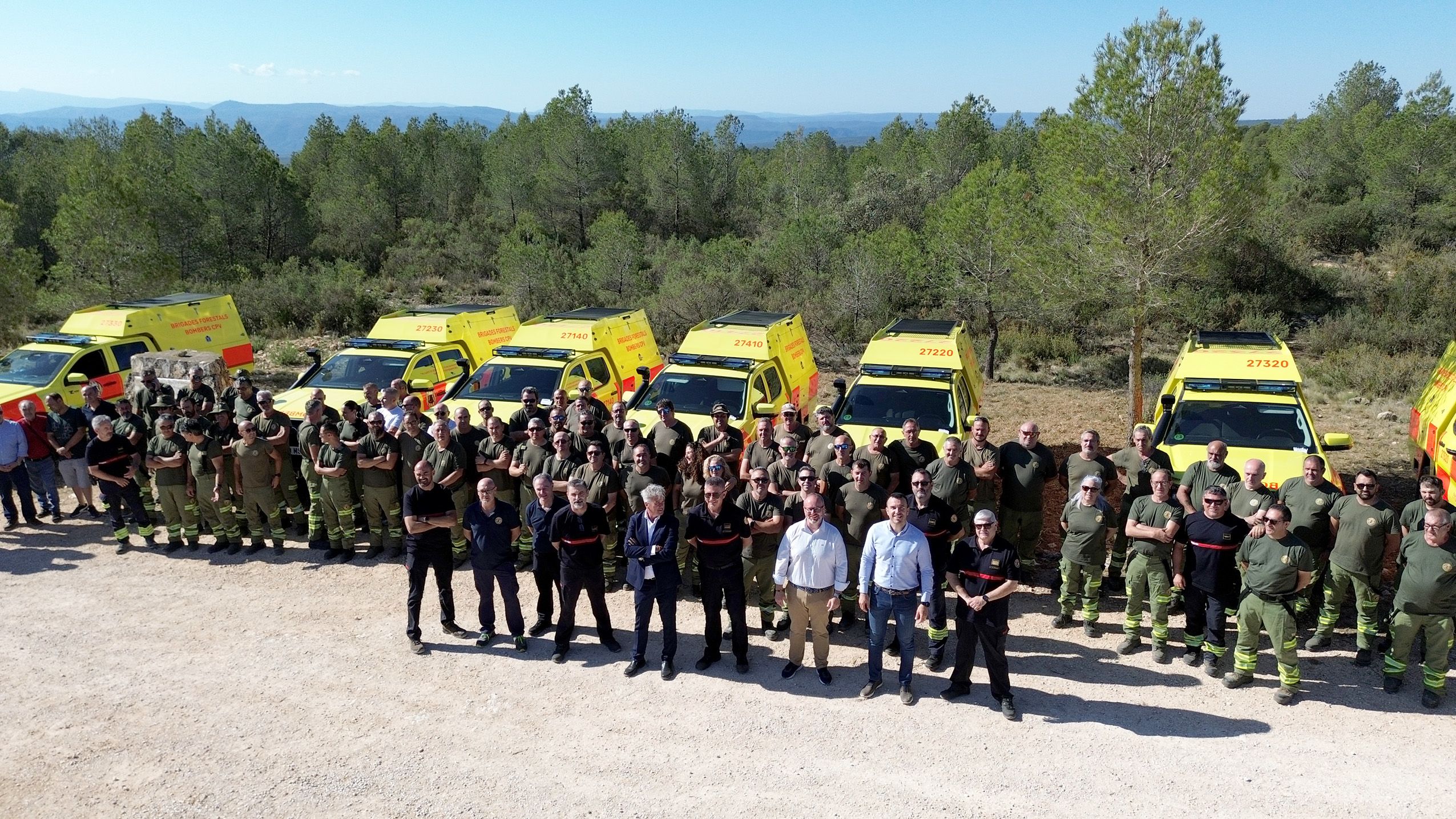Las autoridades junto a los brigadistas forestales del Consorcio Provincial de Bomberos