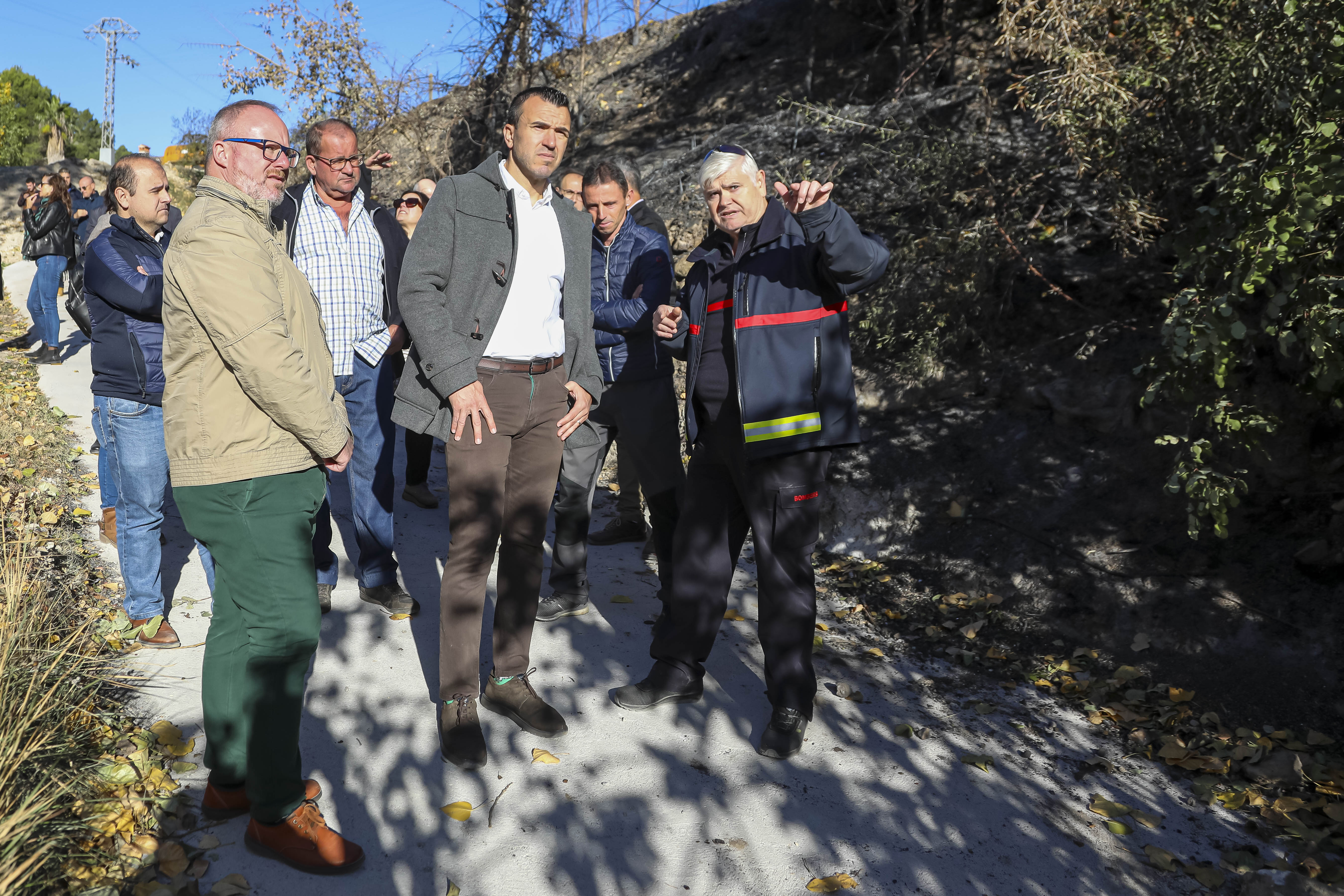 Vicent Mompó i Avelino Mascarell visitan la zona afectada por el incendio en Montitxelvo