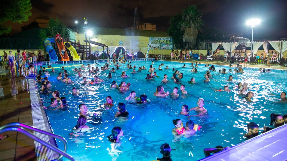 Una fiesta temática en la piscina del Parque del Oeste de València. Imagen: Aquaval Una fiesta temática en la piscina del Parque del Oeste de València. Imagen: Aquaval