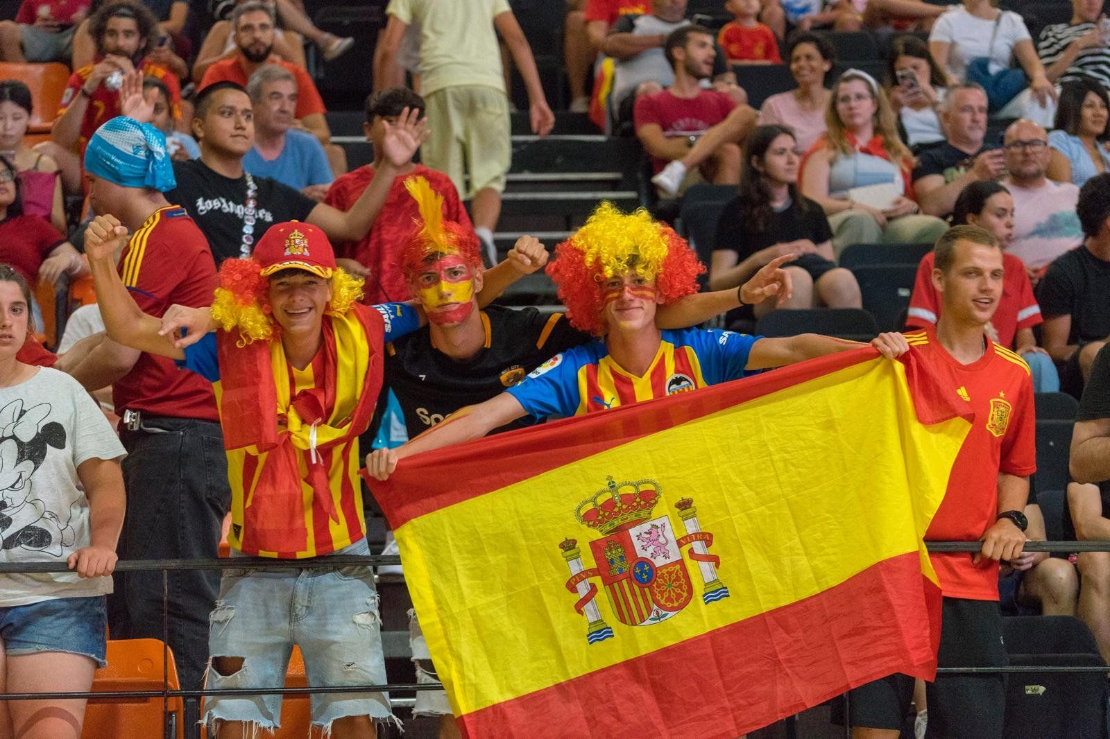 Uns aficionats gaudixen de la semifinal de l'Eurocopa a la Fonteta