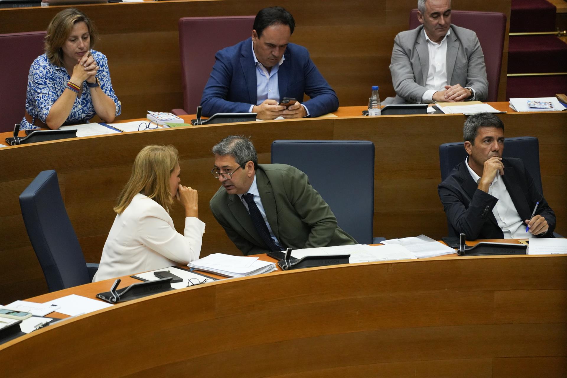 El president de la Generalitat, Carlos Mazón, junto a los vicepresidentes del Consell, Vicente Barrera y Susana Camarero. Foto Jorge Gil