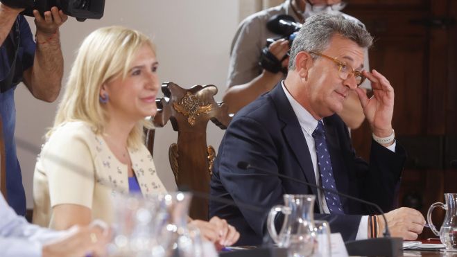 Salomé Pradas, la nueva consellera de Justicia e Interior, junto a Vicente Martínez Mus, su sucesor al frente de Medio Ambiente Salomé Pradas, la nueva consellera de Justicia e Interior, junto a Vicente Martínez Mus, su sucesor al frente de Medio Ambiente