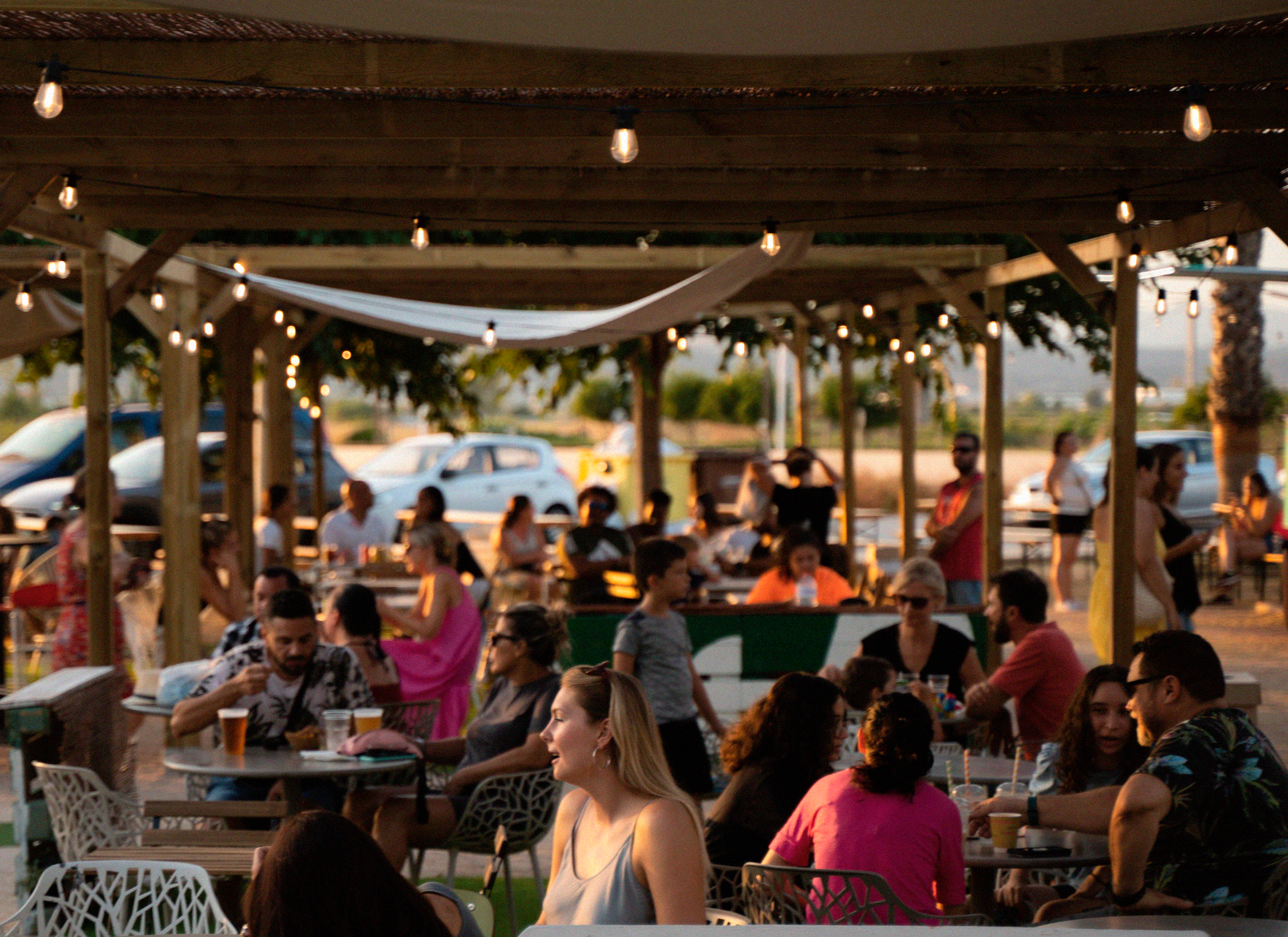 Visitantes disfrutando de las foodtrucks de Marjal Food Market en Puzol, al lado de València