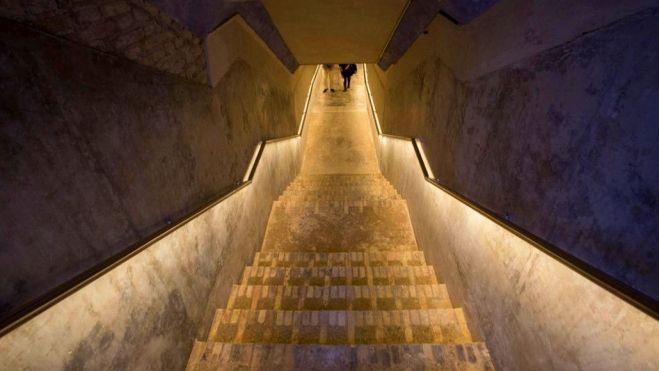 Interior del refugio antiaéreo de la calle Serranos en València Interior del refugio antiaéreo de la calle Serranos en València