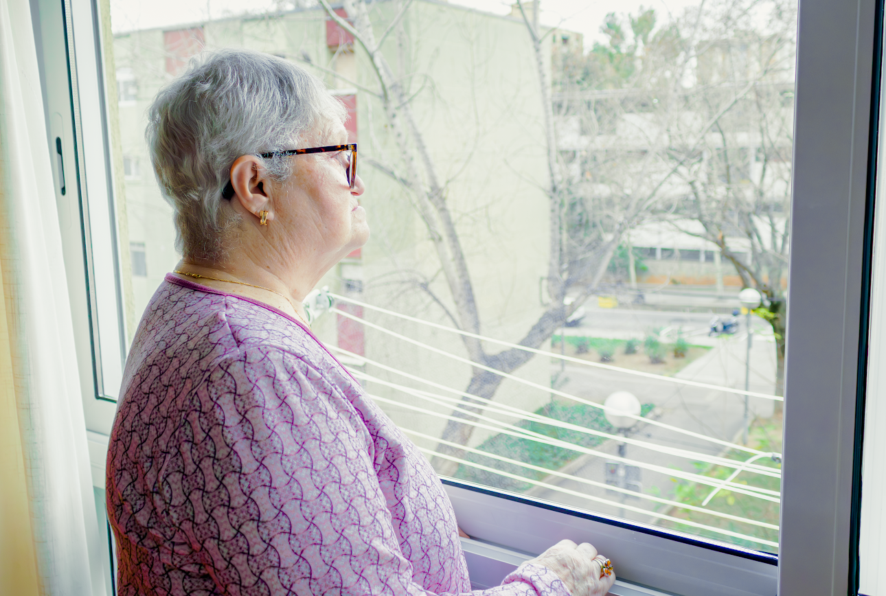 Imagen de una persona mayor en su casa