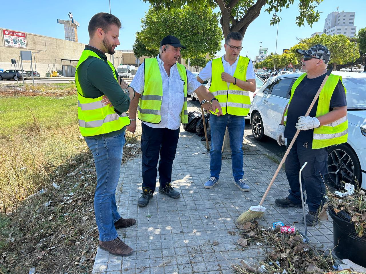 L'alcalde d'Alfafar visita els treballs de neteja als accessos del municipi