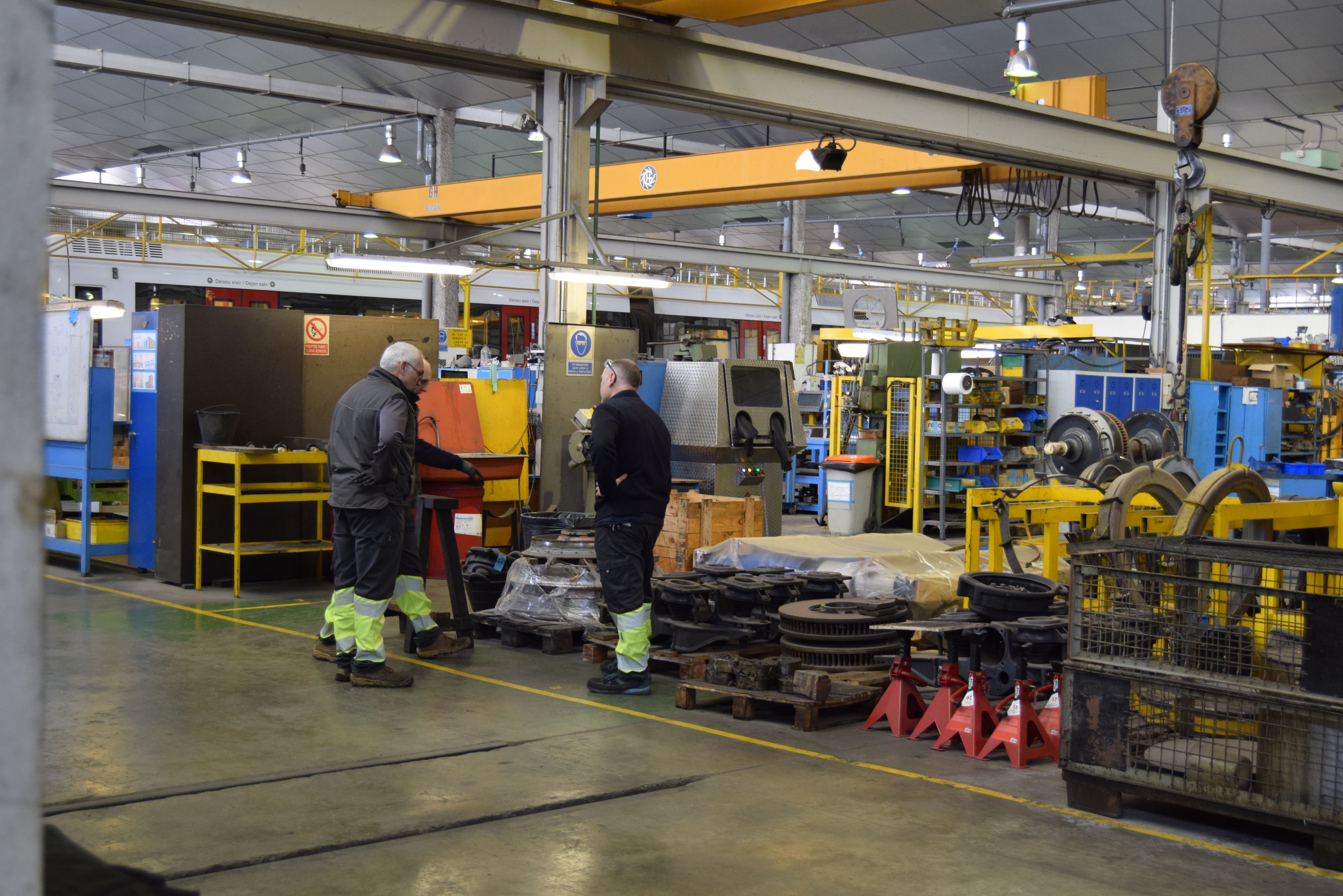 Un grupo de trabajadores en las instalaciones de FGV en València Sud 