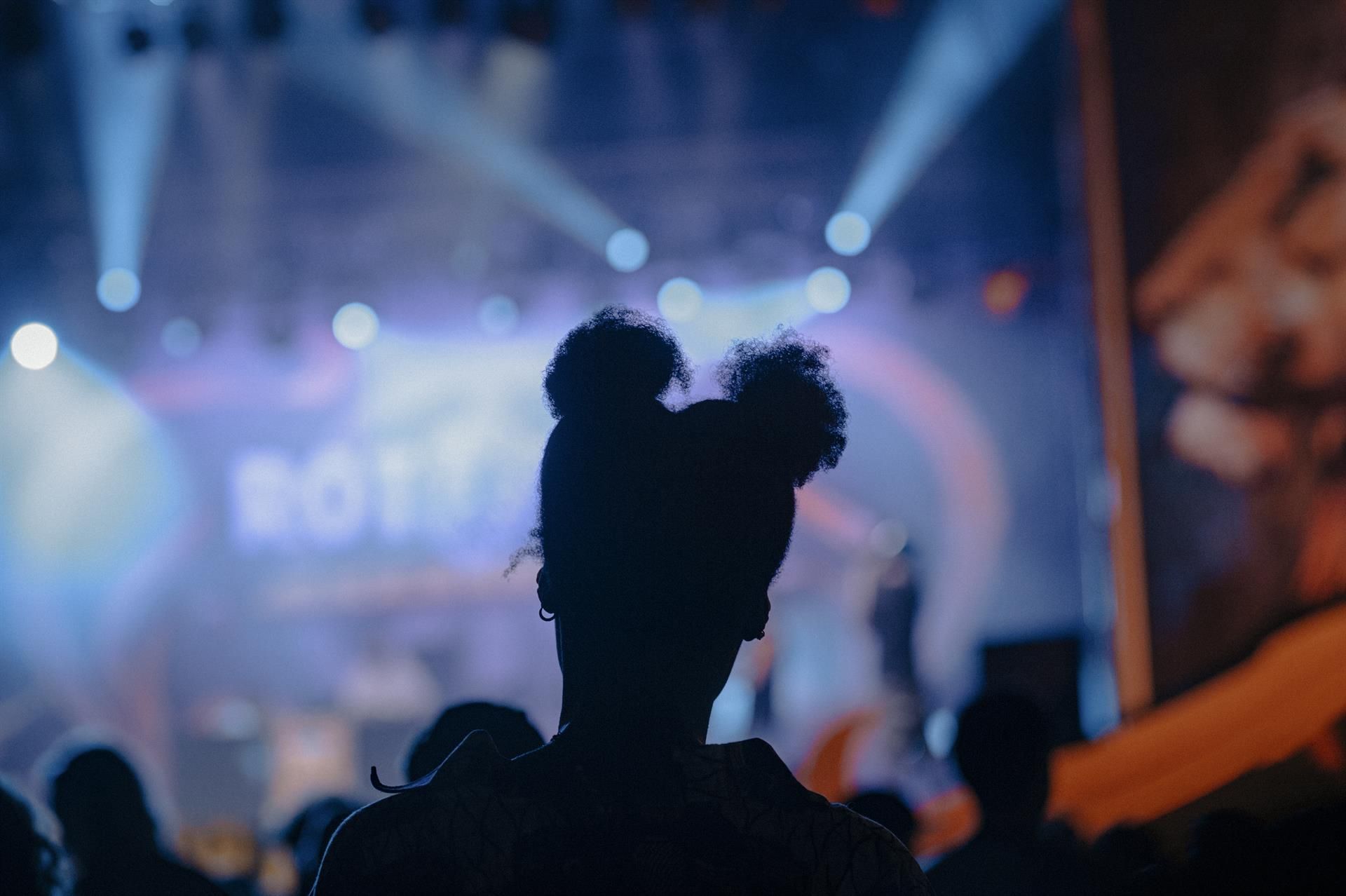 Una jove espectadora durant un concert. Imatge: Paco Poyato