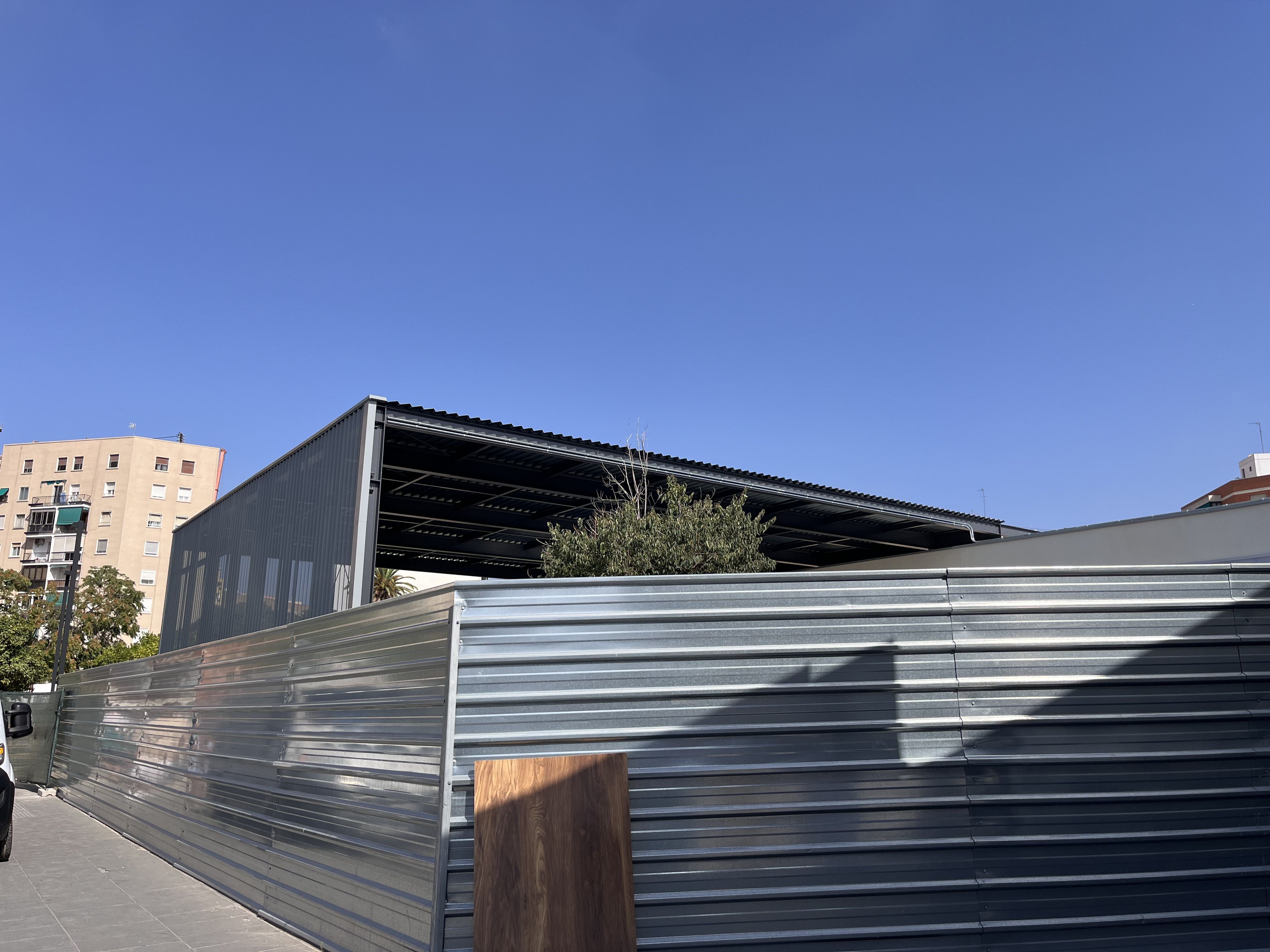 Una parte del nuevo edificio en el exterior de la estación de AVE Joaquín Sorolla de València