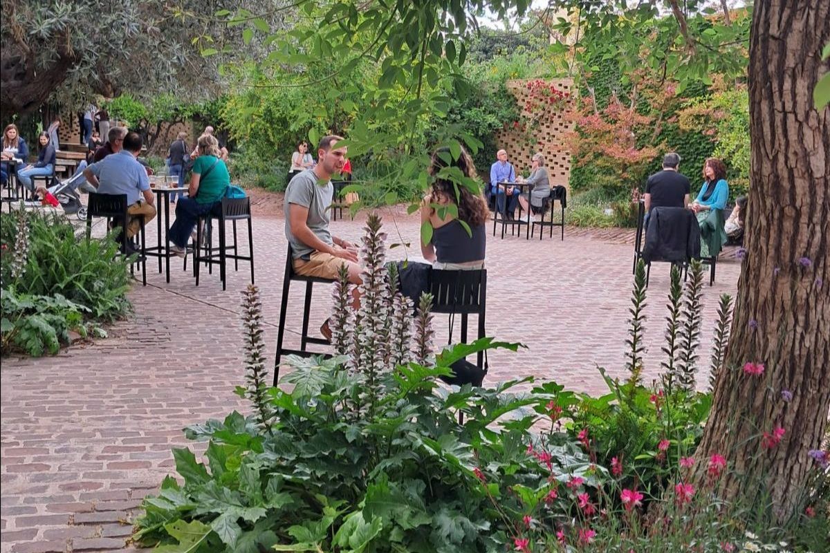 Jardín mediterráneo con terraza en Bombas Gens. Imagen: Bombas Gens