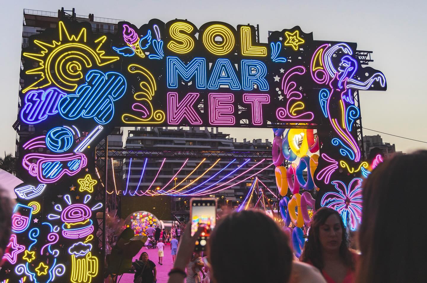 Puerta de entrada al recinto del Solmarket en El Puig. Imagen: Solmarket