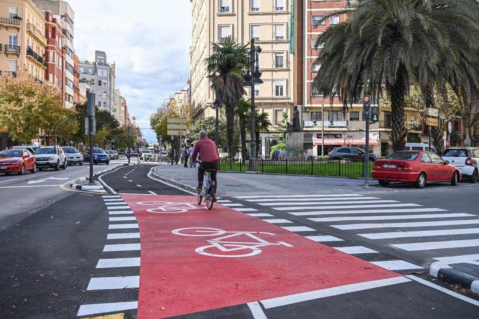 Un ciclista circulando por un carril bici de la ciudad de València