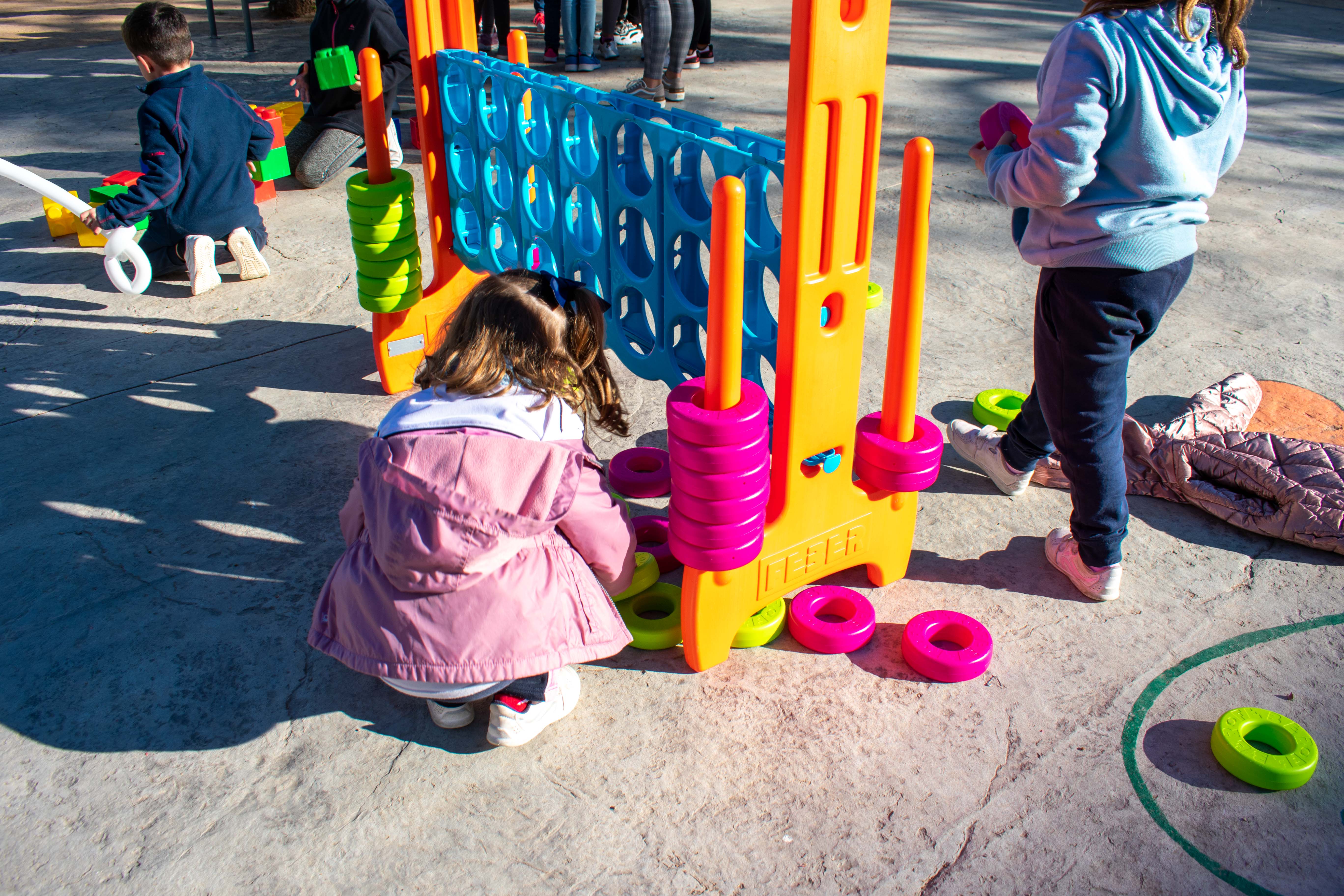 Una xiqueta juga a un parc d'Alfafar