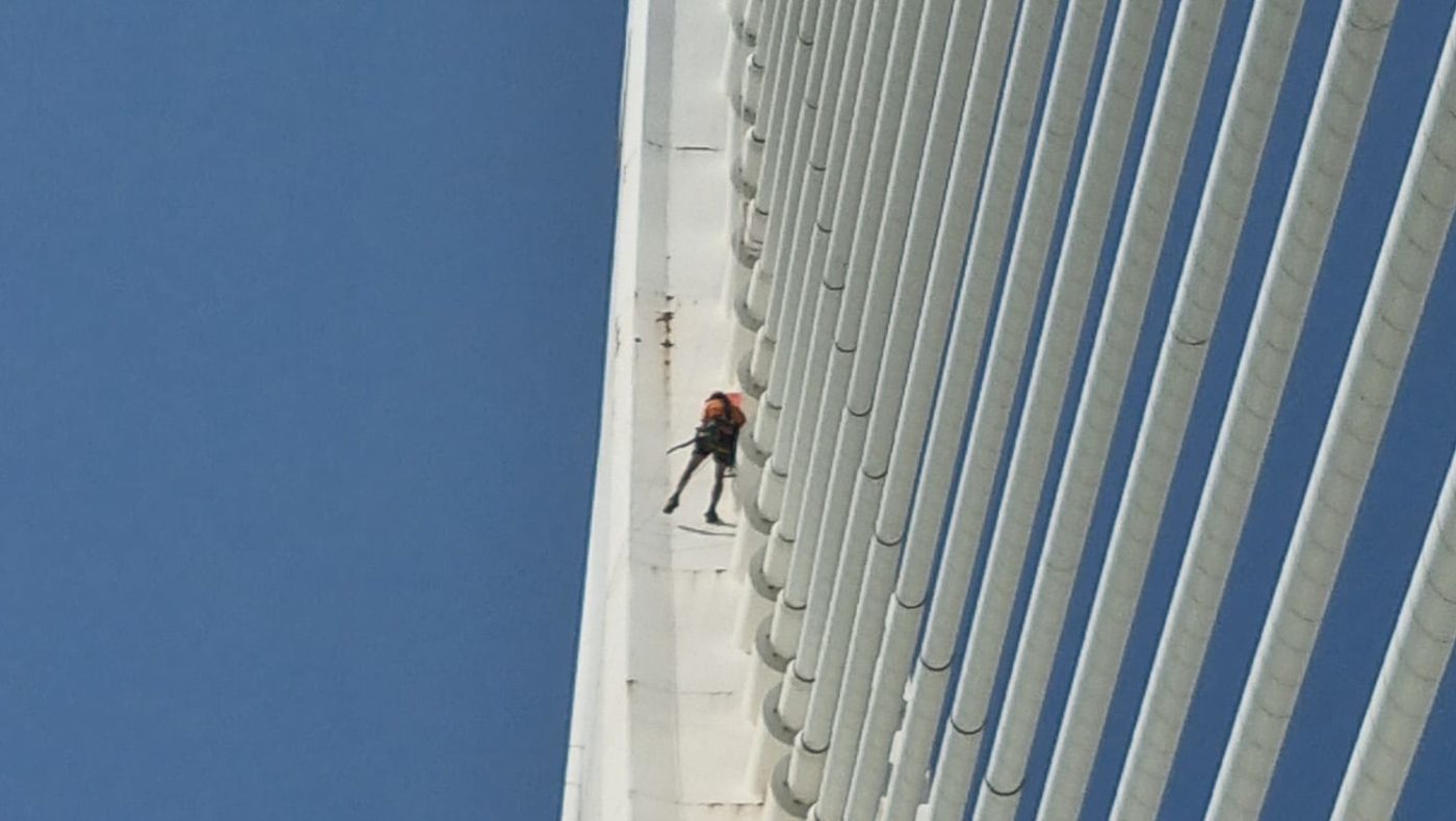 Un alpinista, al Pont de l'Assut de l'Or de Valencia