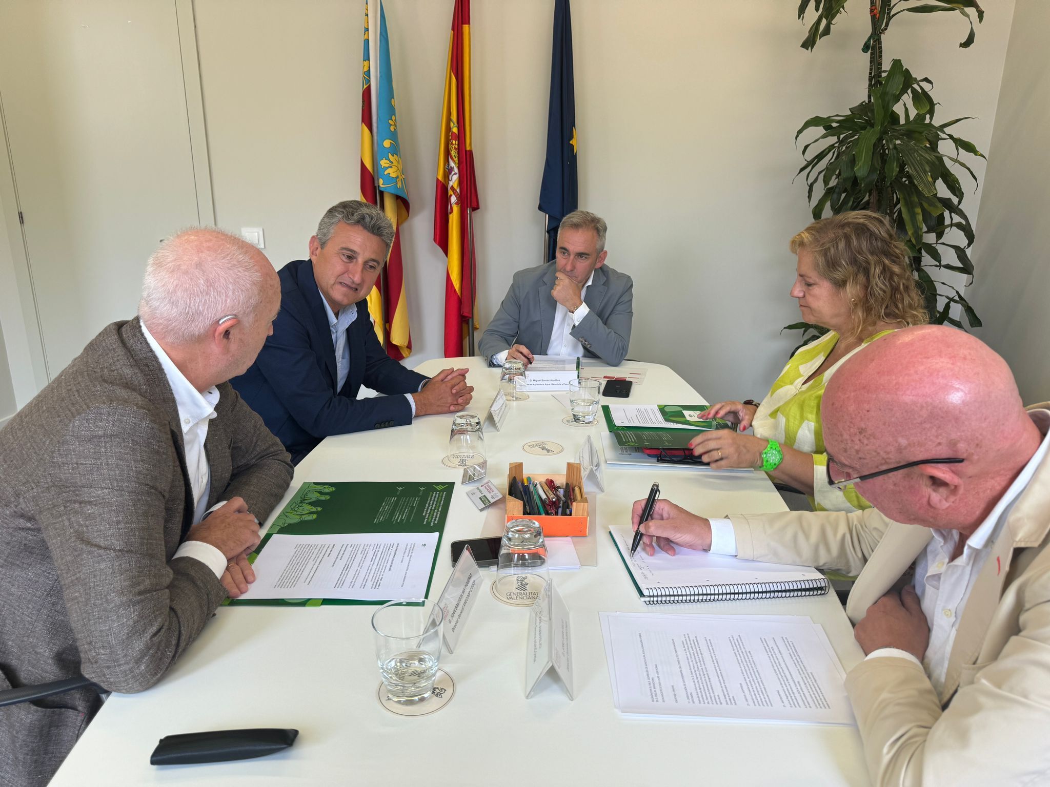 El conseller d'Agricultura, Aigua, Ramaderia i Pesca, Miguel Barrachina, ha mantingut una trobada amb representants d'Anecoop