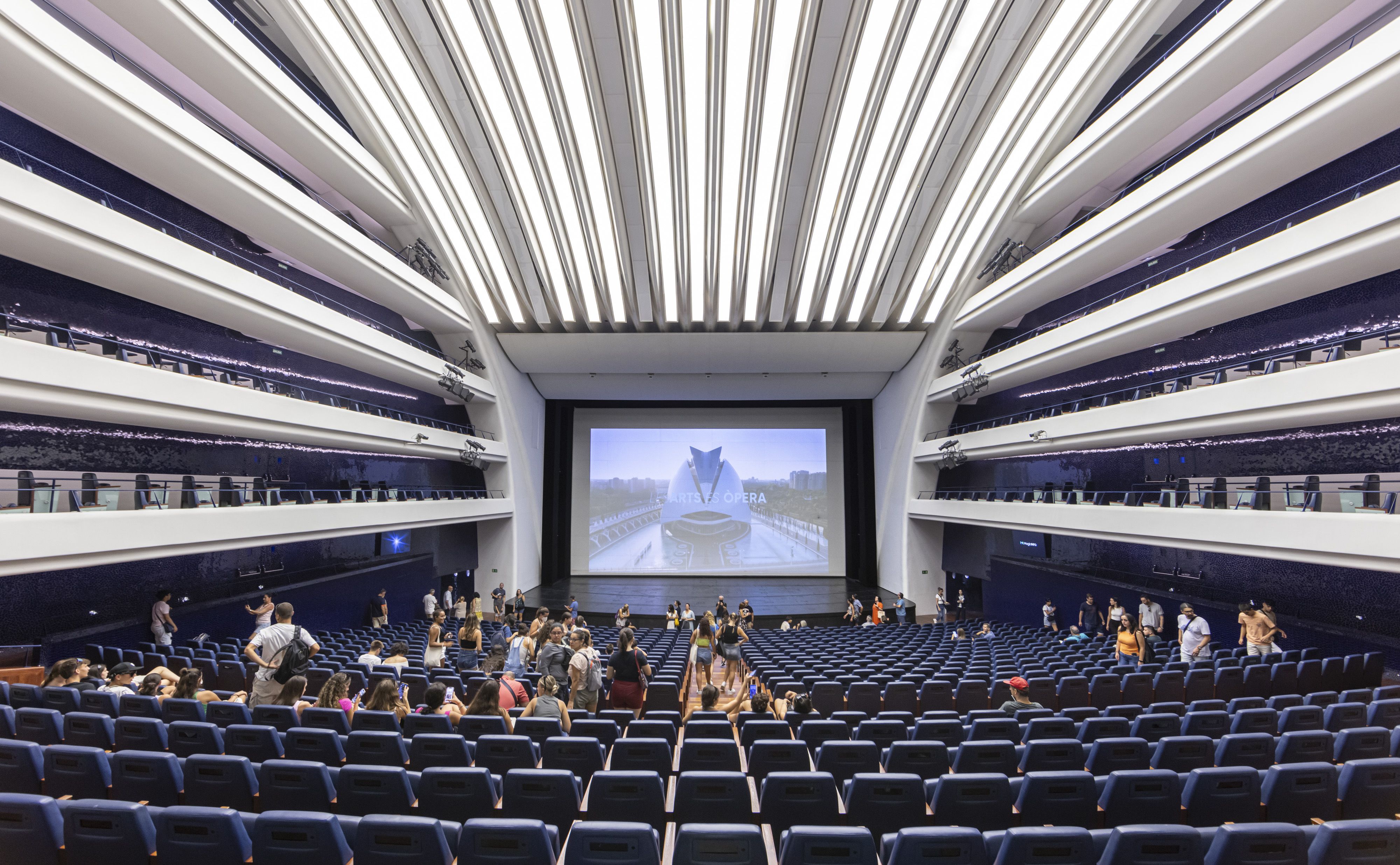 Escenari de l'auditori del Palau de les Arts durant una jornada de portes obertes