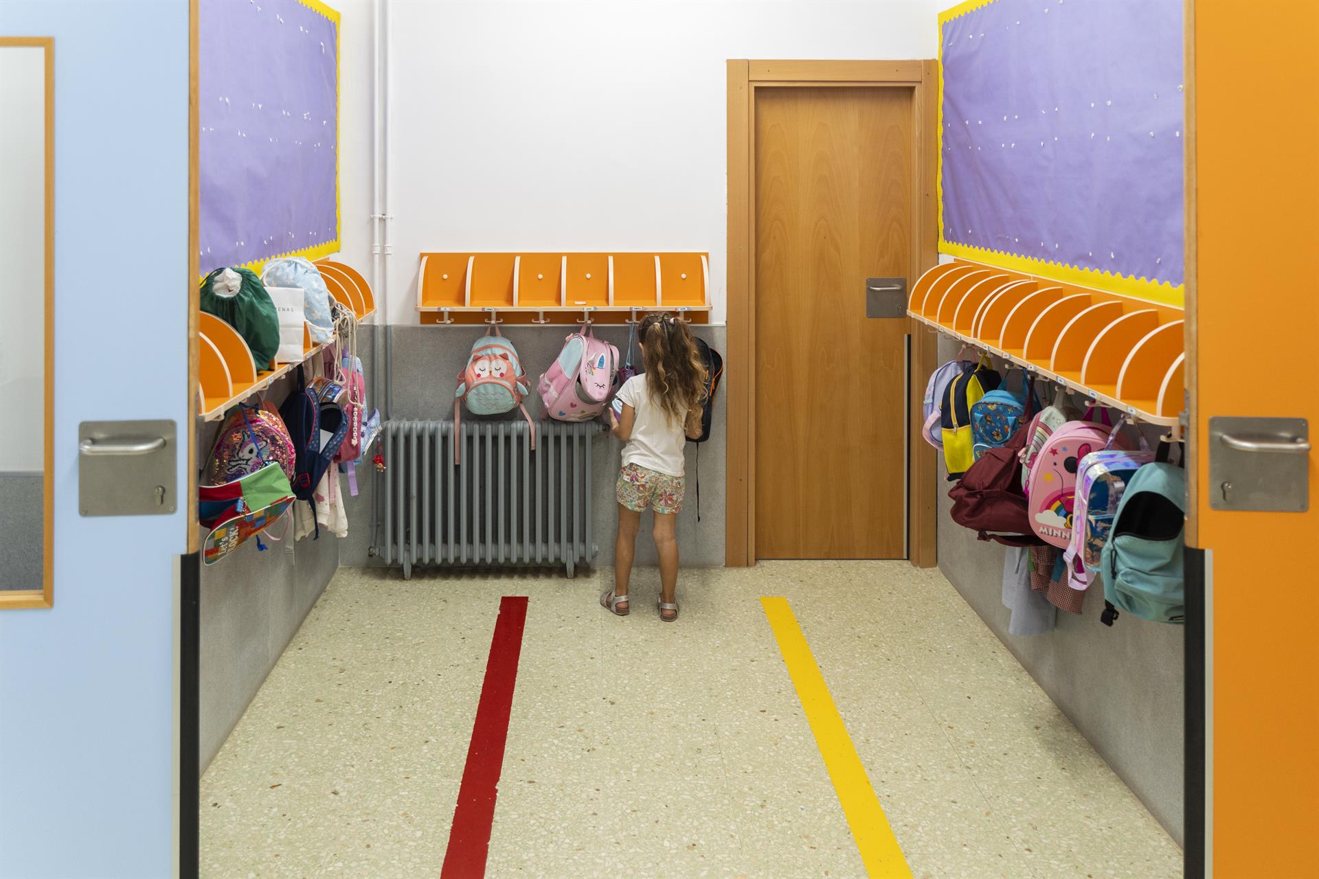 Una niña en una escuela infantil