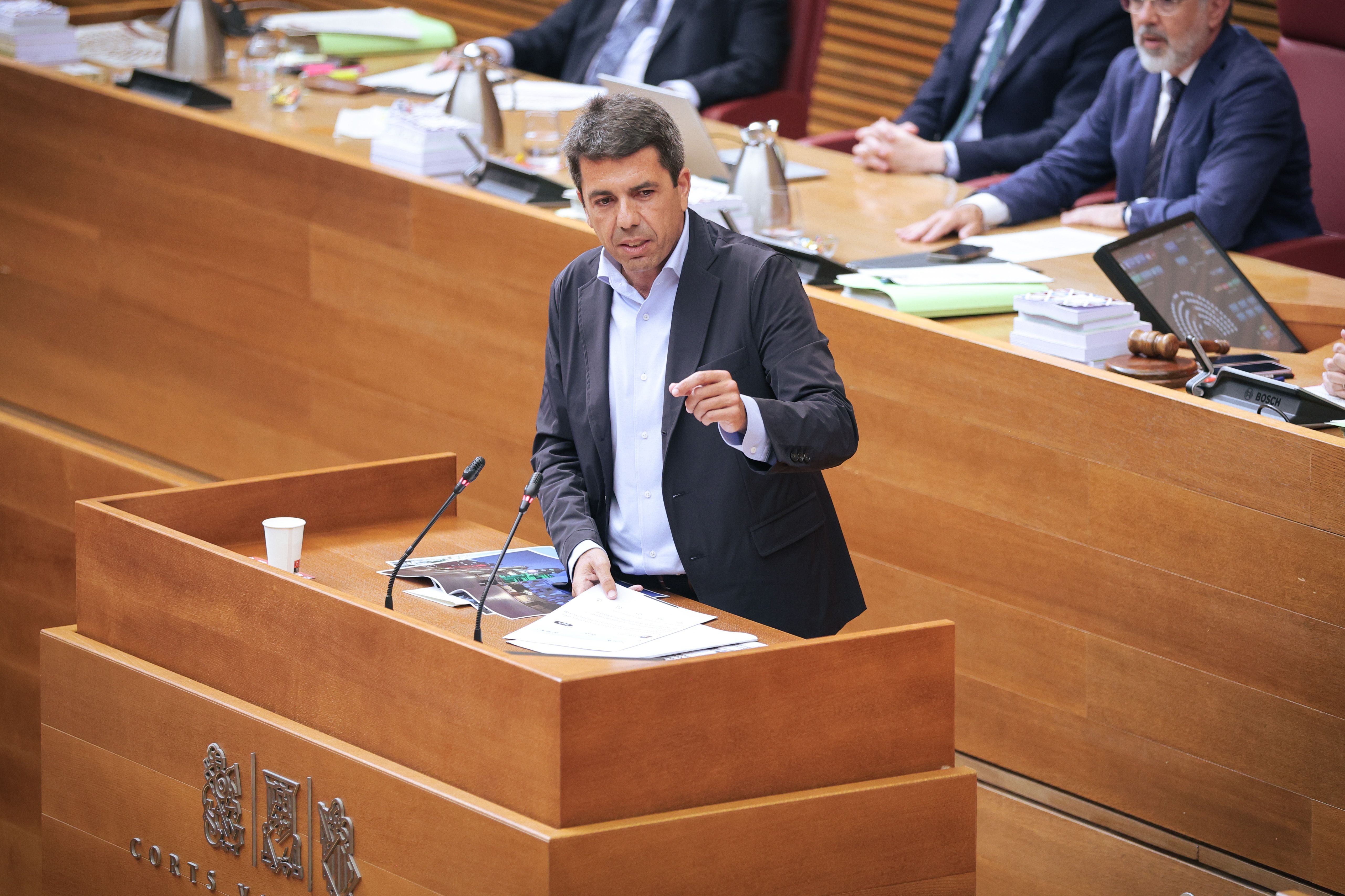 El president de la Generalitat, Carlos Mazón, en Les Corts