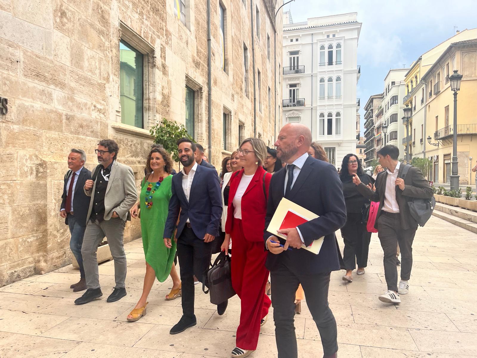 Llegada del grupo socialista al Debate de Política General