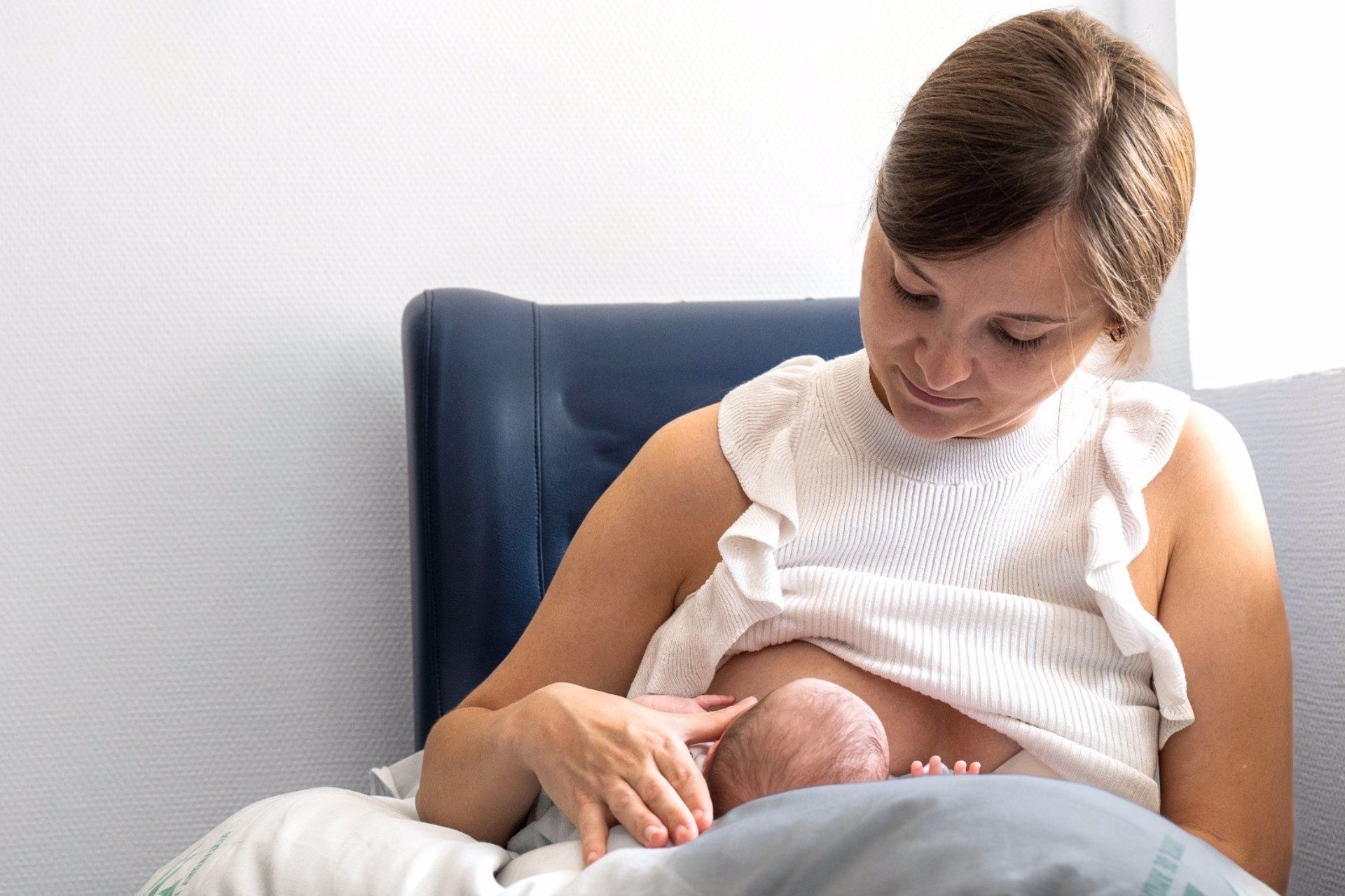 Una madre le da el pecho a su bebé en la Comunitat Valenciana