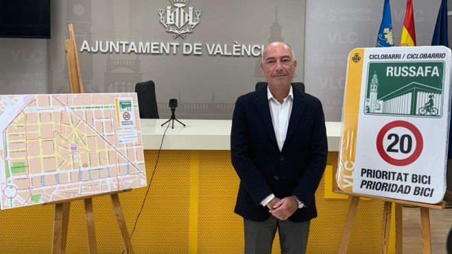 El regidor de Mobilitat de València, Jesús Carbonell, en la presentació del prime ciclobarri El regidor de Mobilitat de València, Jesús Carbonell, en la presentació del prime ciclobarri
