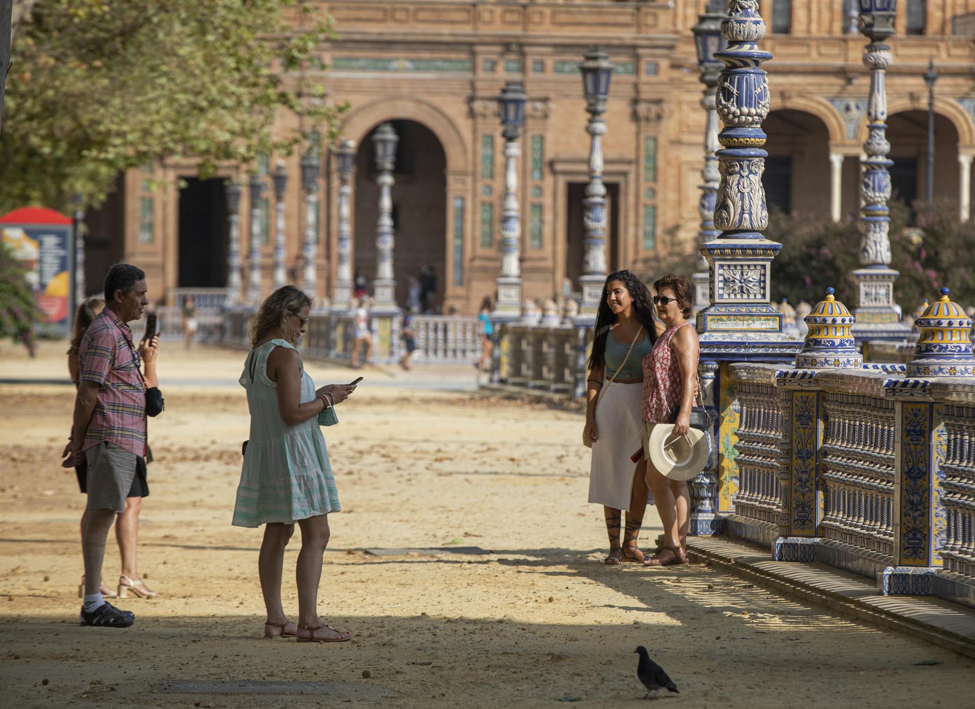 Un grupo de turistas visita la plaza de España de Sevilla. Imagen: María José López - Europa Press
